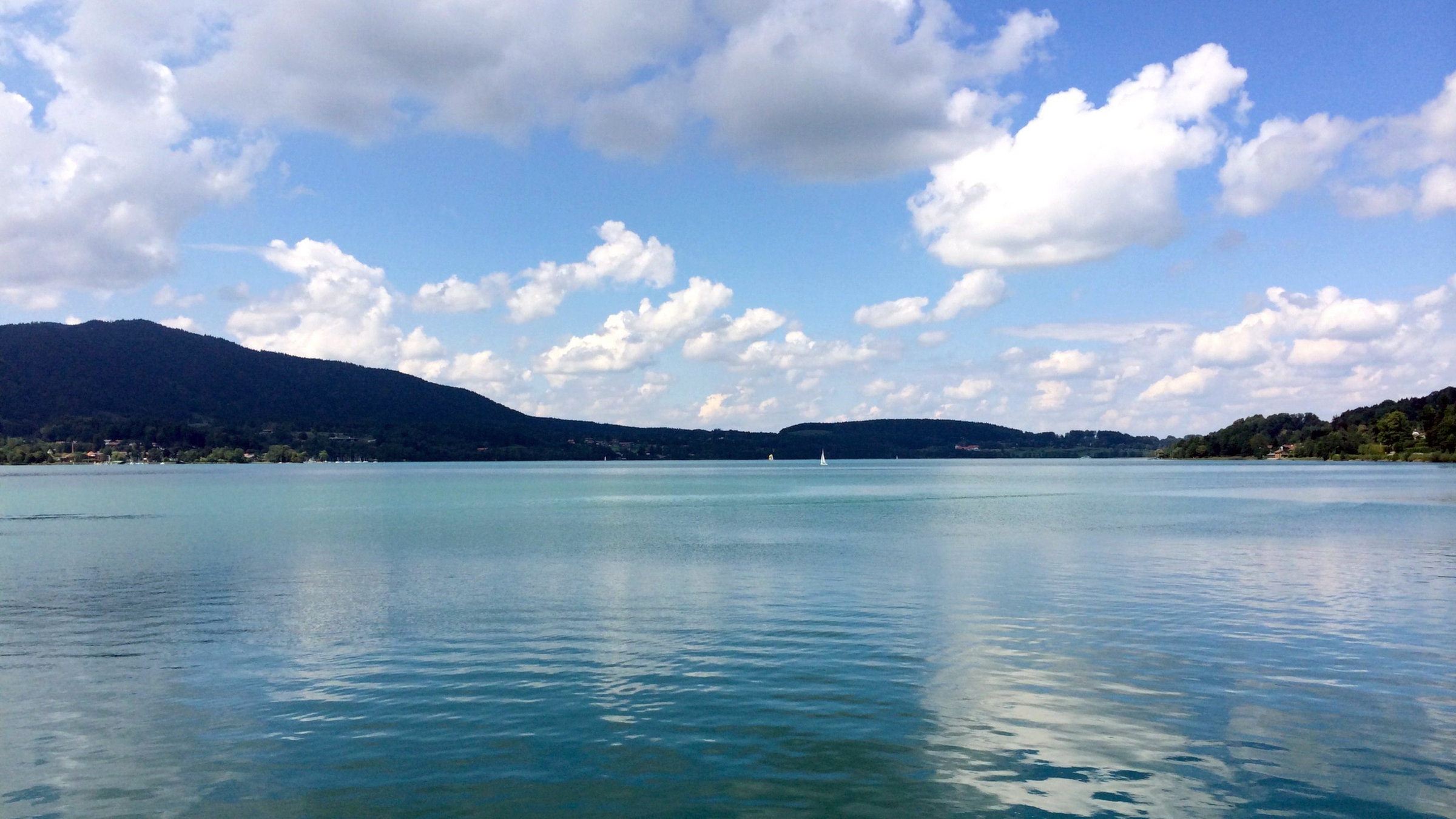 "Seenflimmern: Der Tegernsee" - Panoramabild vom Tegernsee.