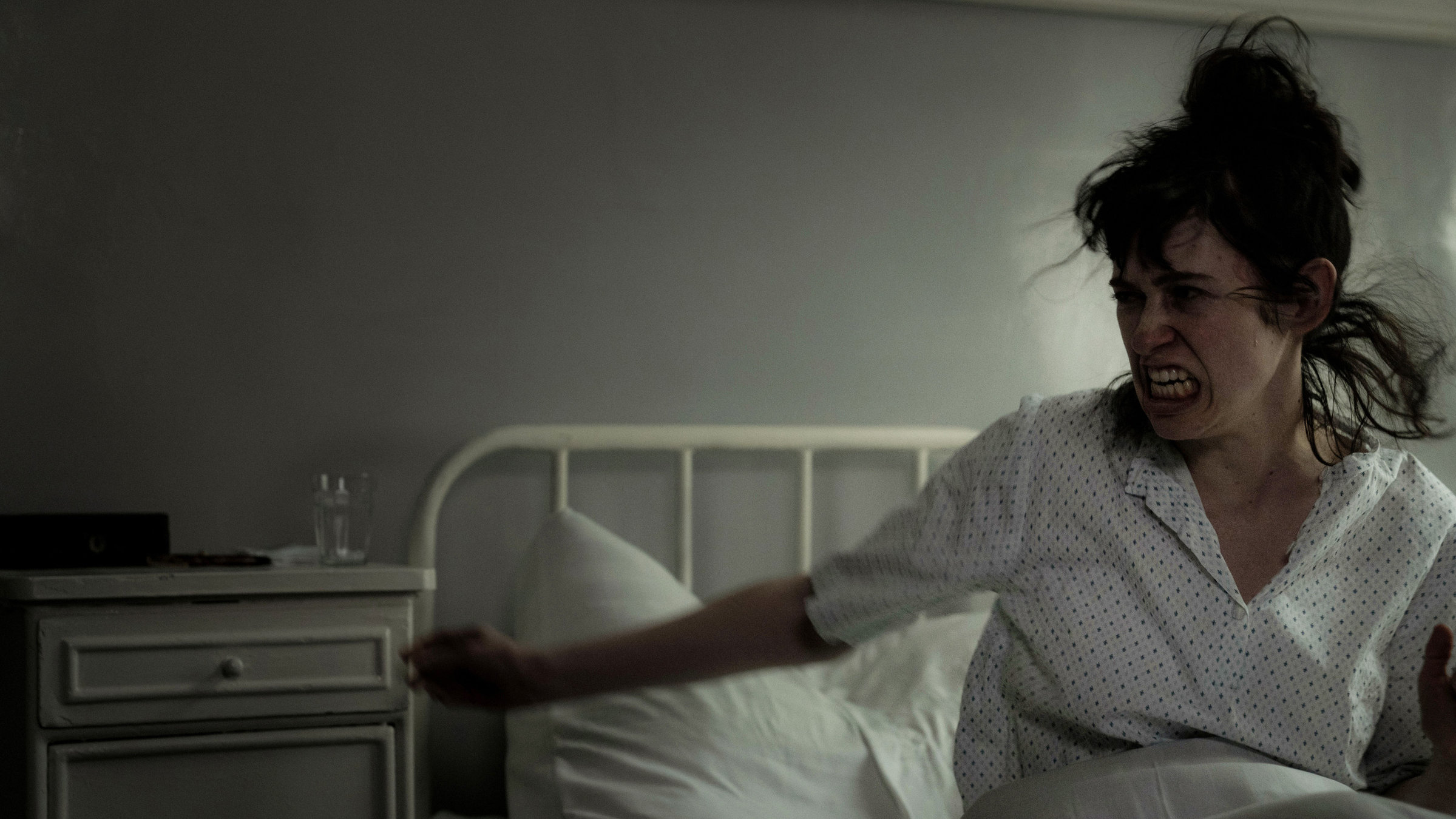 "Eldorado KaDeWe - Jetzt ist unsere Zeit (5/6) - Gegen die Zeit": Sie hält es nicht mehr aus: Fritzi (Lia von Blarer) in der Nervenheilanstalt.