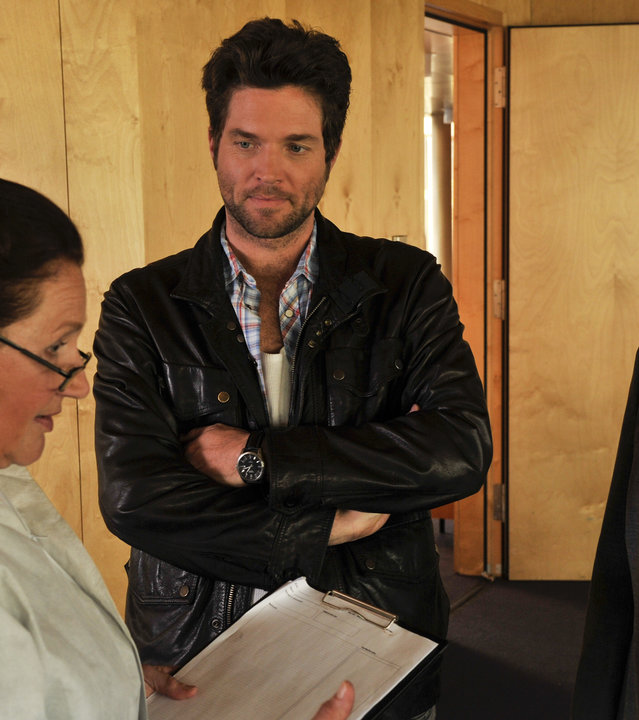 "SOKO Stuttgart - Silicon Sally": Martina Seiffert (Astrid M. Fünderich) und Jo Stoll (Peter Ketnath) stehen neben Prof. Lisa Wolter (Eva Maria Bayerwaltes), die ihnen etwas erklärt.