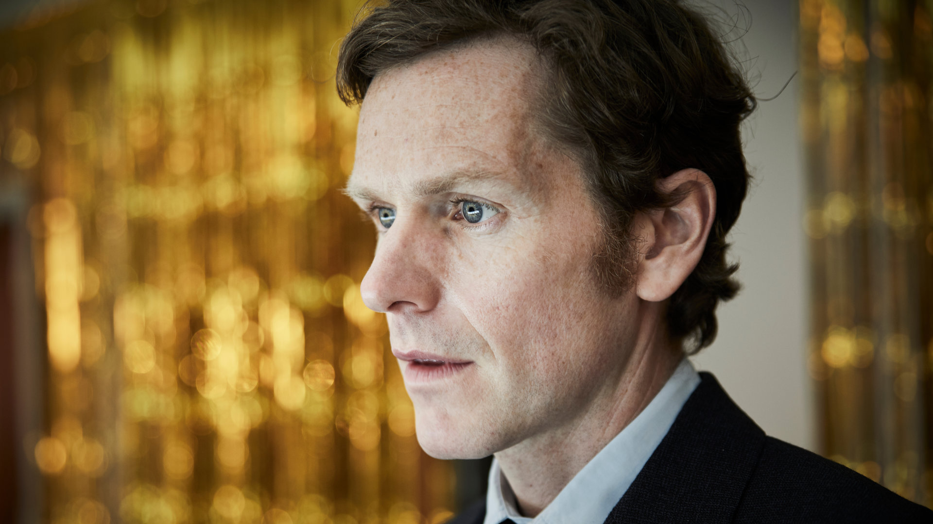 "Der junge Inspektor Morse - Nummer Zehn": Endeavour Morse (Shaun Evans) blickt ernst in die Ferne.