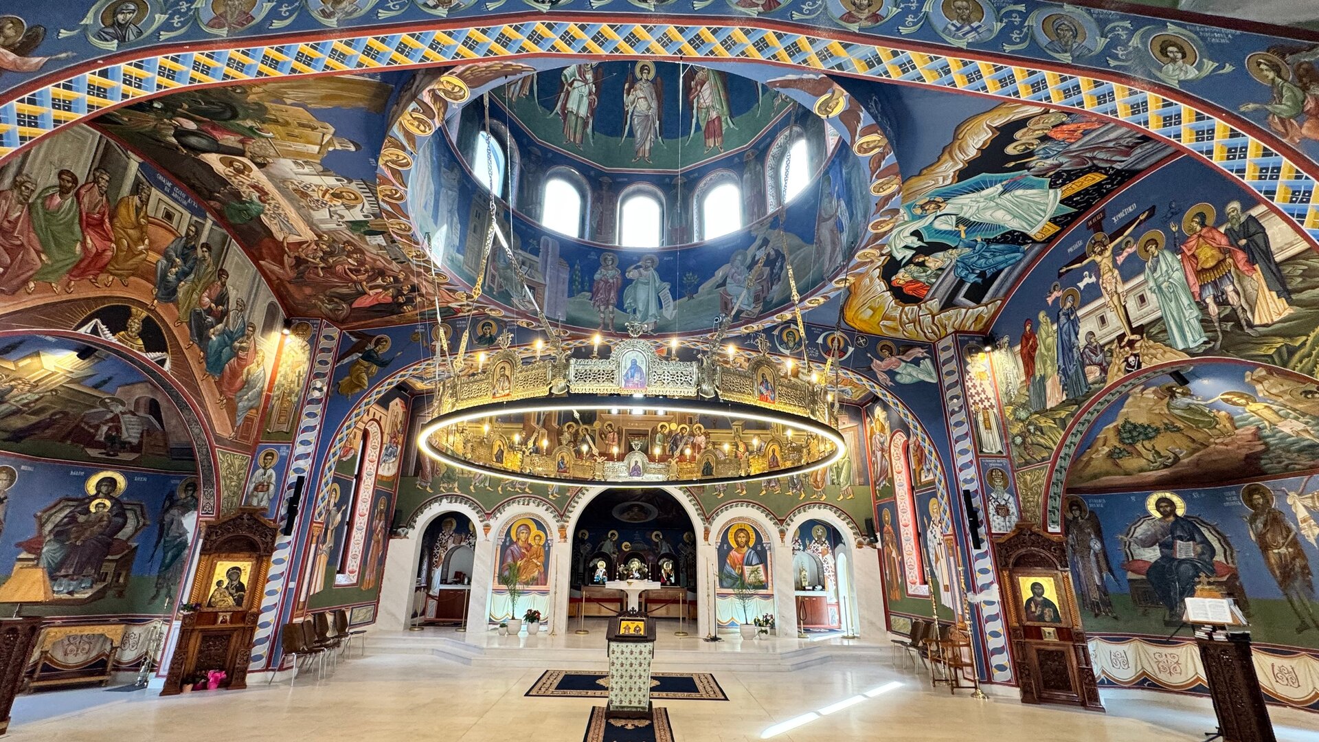 "Orthodoxer Gottesdienst - Freude im Himmel und Friede auf Erden!": Innenaufnahme der mit prachtvollen Gemälden geschmückten Kirche des Hl. Sava in Düsseldorf.