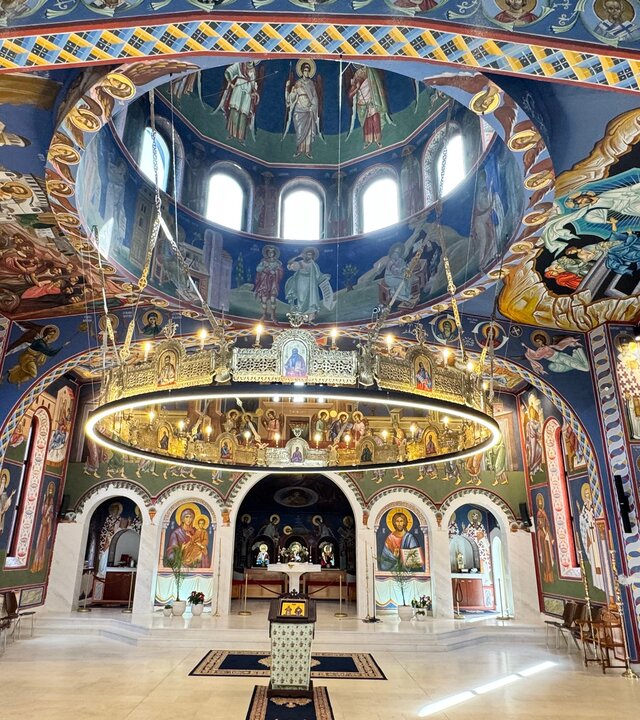 "Orthodoxer Gottesdienst - Freude im Himmel und Friede auf Erden!": Innenaufnahme der mit prachtvollen Gemälden geschmückten Kirche des Hl. Sava in Düsseldorf.