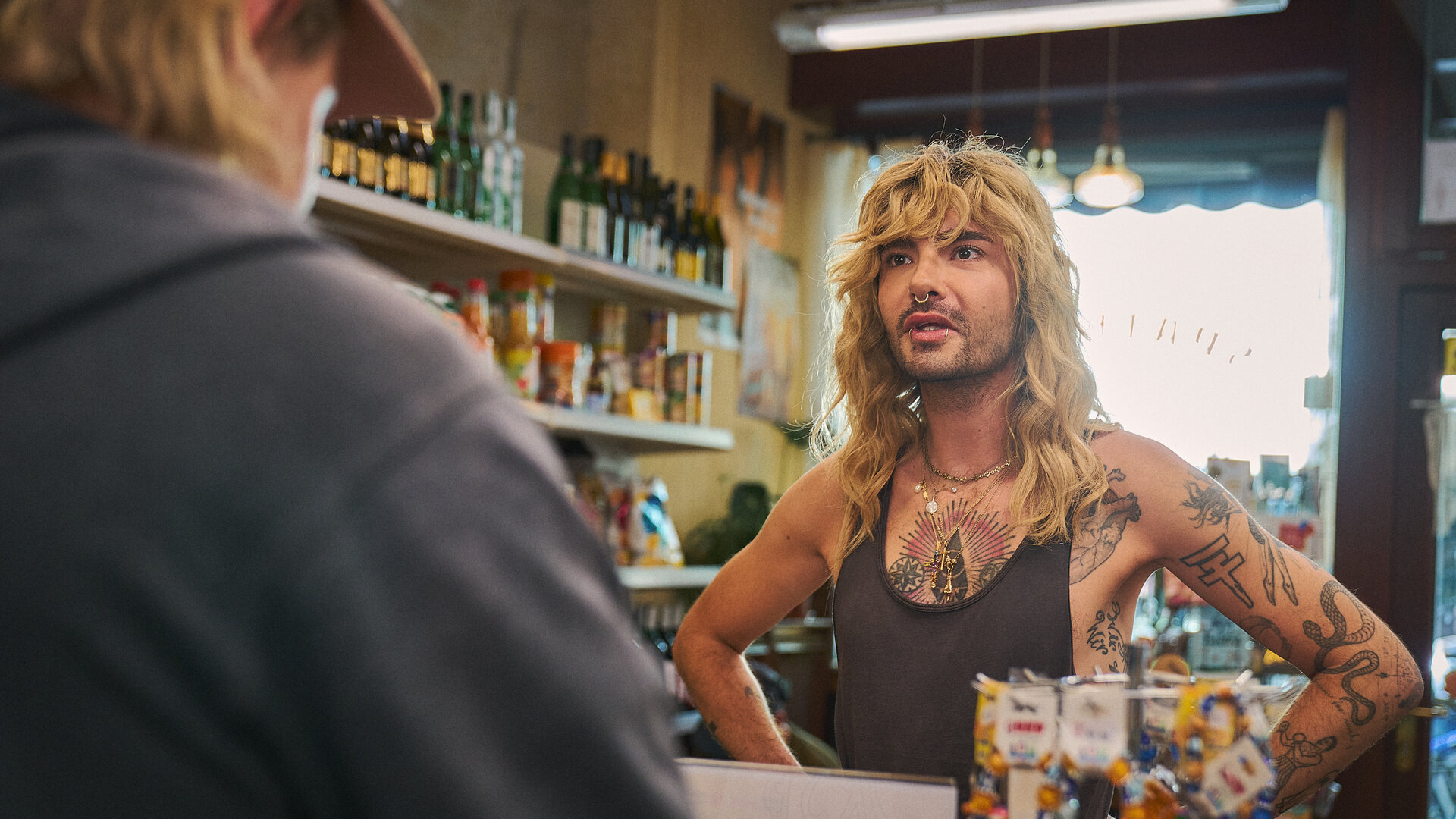 "Späti - Street Credibility": Bill Kaulitz (Bill Kaulitz) steht Fred (Wilson Gonzalez) an der Kasse im Späti mit entsetztem Gesichtsausdruck gegenüber.