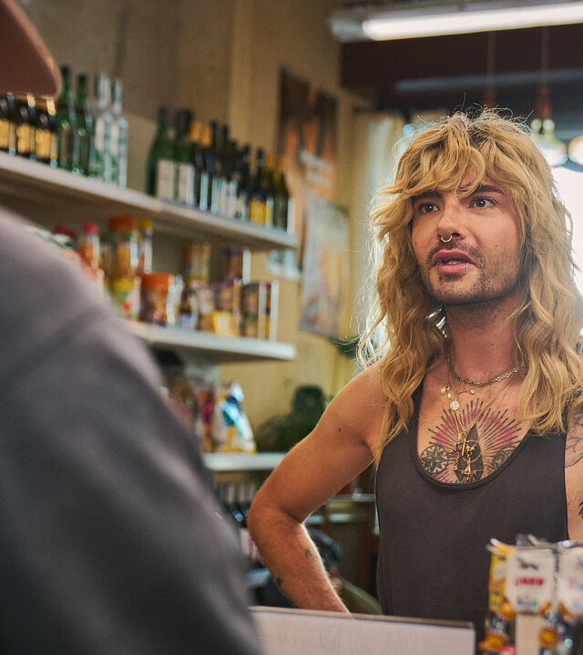 "Späti - Street Credibility": Bill Kaulitz (Bill Kaulitz) steht Fred (Wilson Gonzalez) an der Kasse im Späti mit entsetztem Gesichtsausdruck gegenüber.
