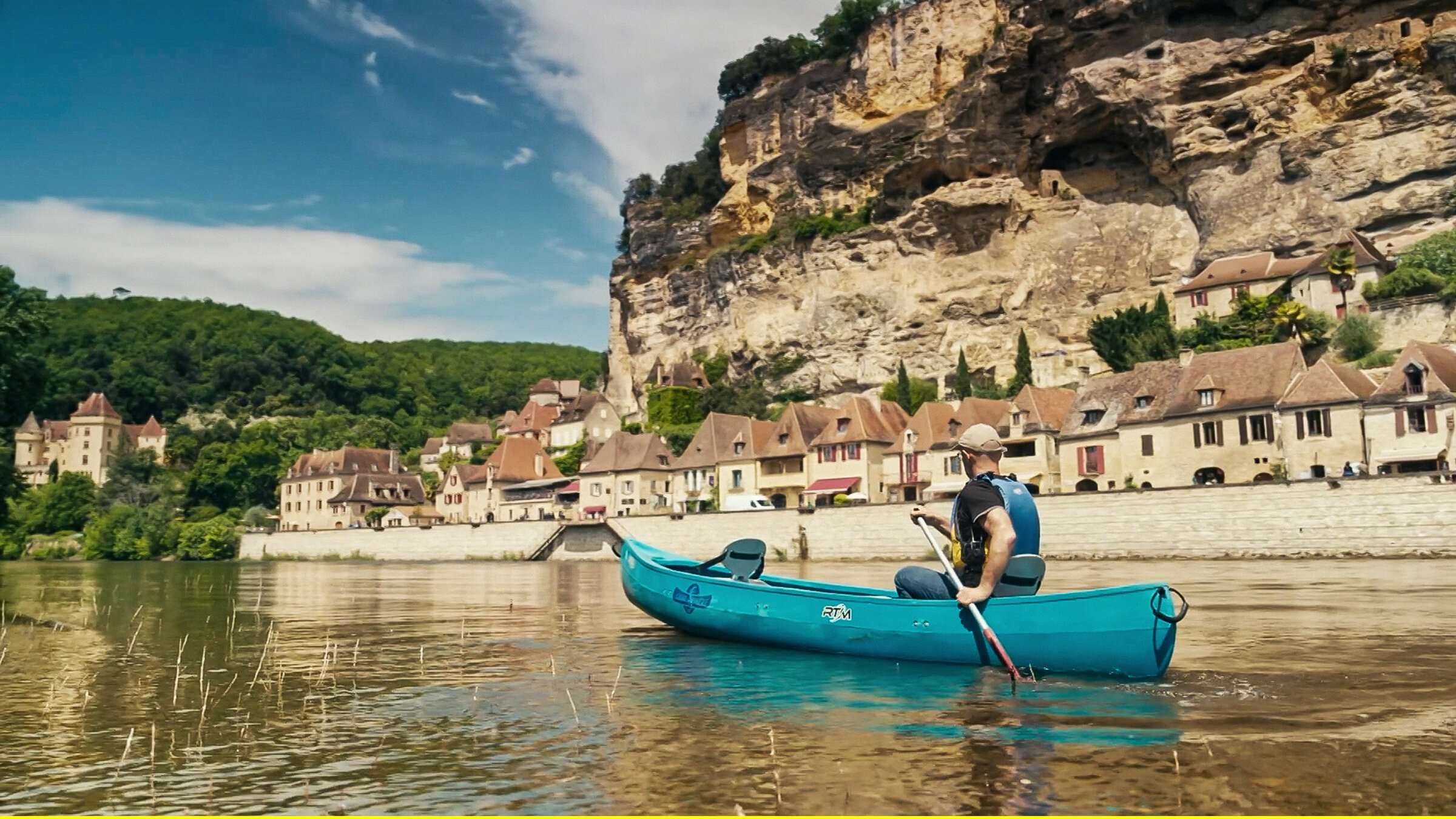 "Wasserparadiese in Europa: Die Dordogne": Eine Kanutour führt an einem alten an einer Felswand angesiedelten Ort vorbei.