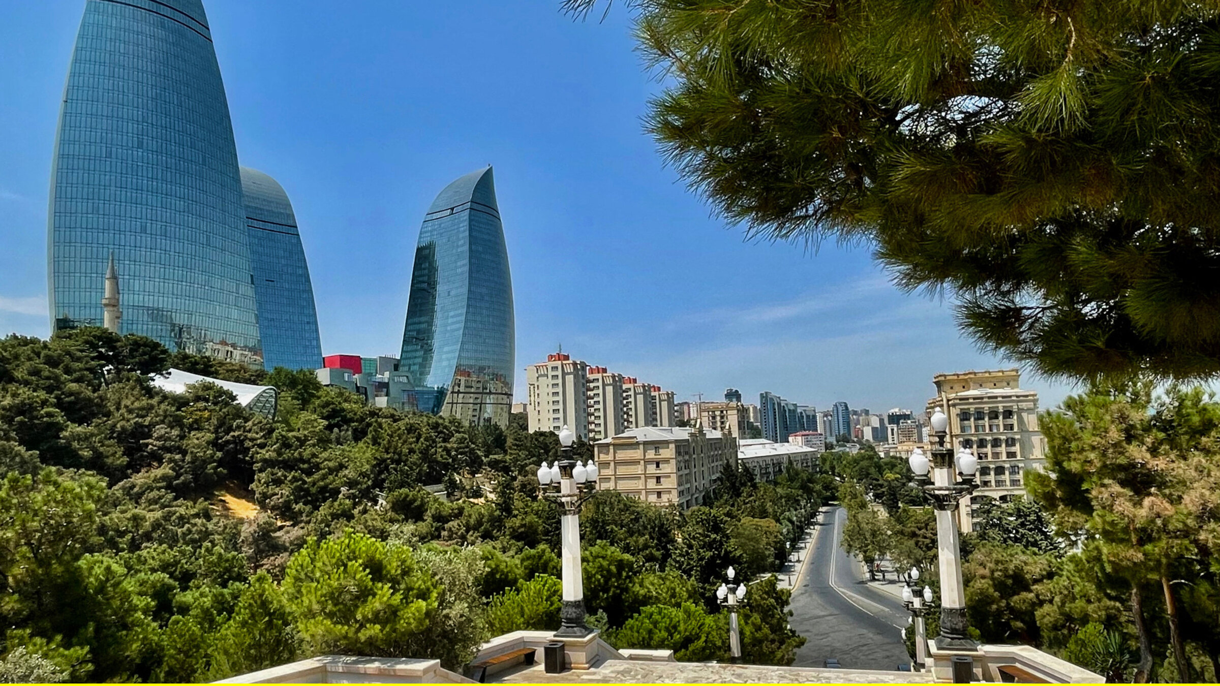 "Aserbaidschan – Im Land des schwarzen Goldes": Baku, die Hauptstadt Aserbaidschans, wird vom Tourismus-Ministerium des Landes als Mischung aus Dubai und Paris bezeichnet.