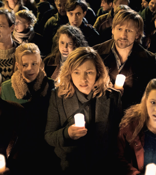"Preis der Freiheit (2)": Bine (Nina Gummich), Lotte (Nadja Uhl) und Christa (Janina Fautz) sind umgeben von vielen Menschen, die wie sie eine Kerze in der Hand halten.