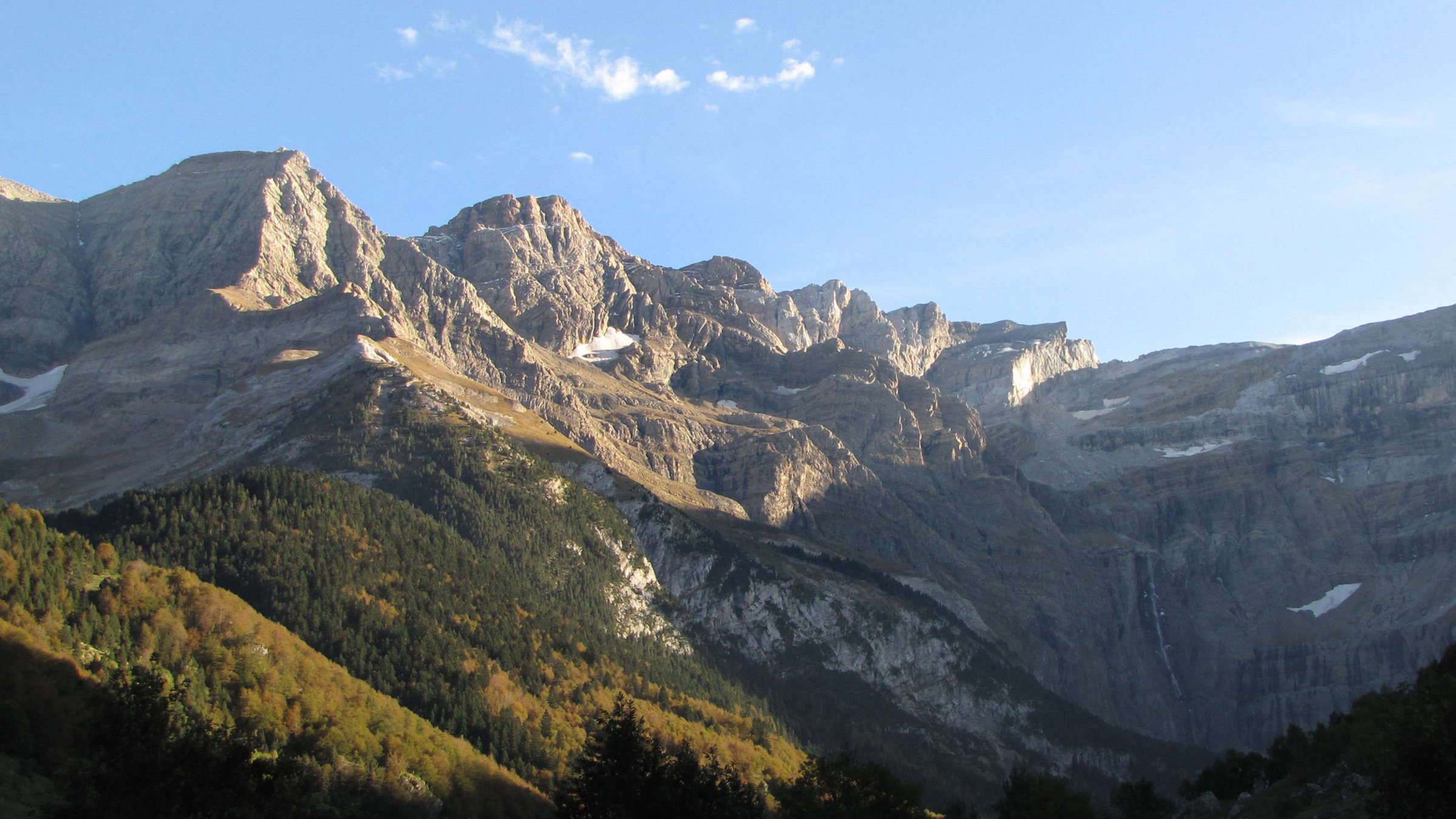 "Frankreichs Paradiese: Der Nationalpark Pyrenäen" - Cirque de Gavarnie. Eines der spektakulärsten Naturschauspiele des Nationalparks ist der Felsenkessel bei Gavarnie unmittelbar an der spanischen Grenze.