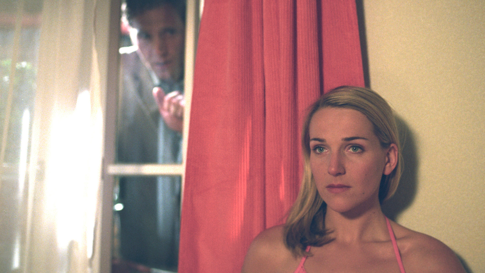 "Bianca - Wege zum Glück: Folge 11": Wohnung am Fenster: Oliver (Patrik Fichte) klopft ans Fenster und versucht, Bianca (Tanja Wedhorn) zu erreichen. Bianca versteckt sich und schaut enttäuscht in die Leere.