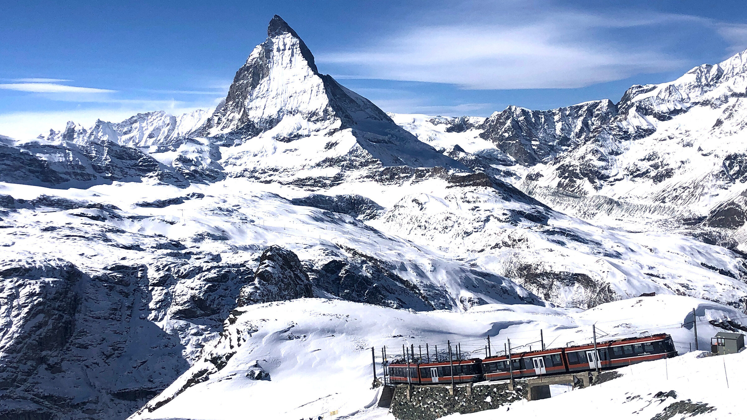 "Winter in Zermatt - Zahnradbahn Richtung Matterhorn": Bahn und Berg â wegen dieses Blicks aufs Matterhorn wurde 1898 die Gornergratbahn gebaut.
