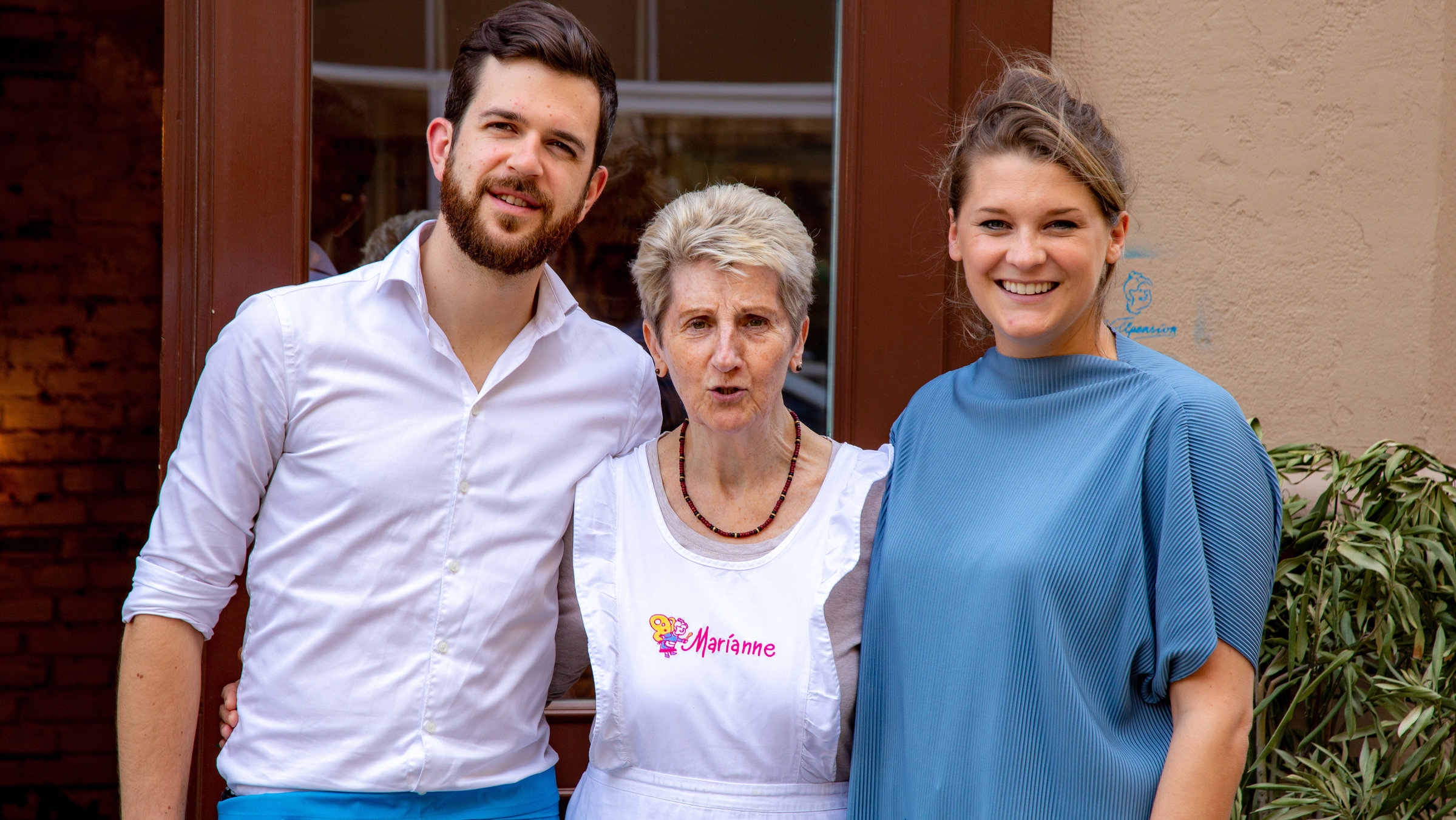 "Älter werden": Hannah Lux (re.) und zwei Mitarbeitern des Vollpensions-Team David Haller (li.) & Marianne Hofmann (m.).