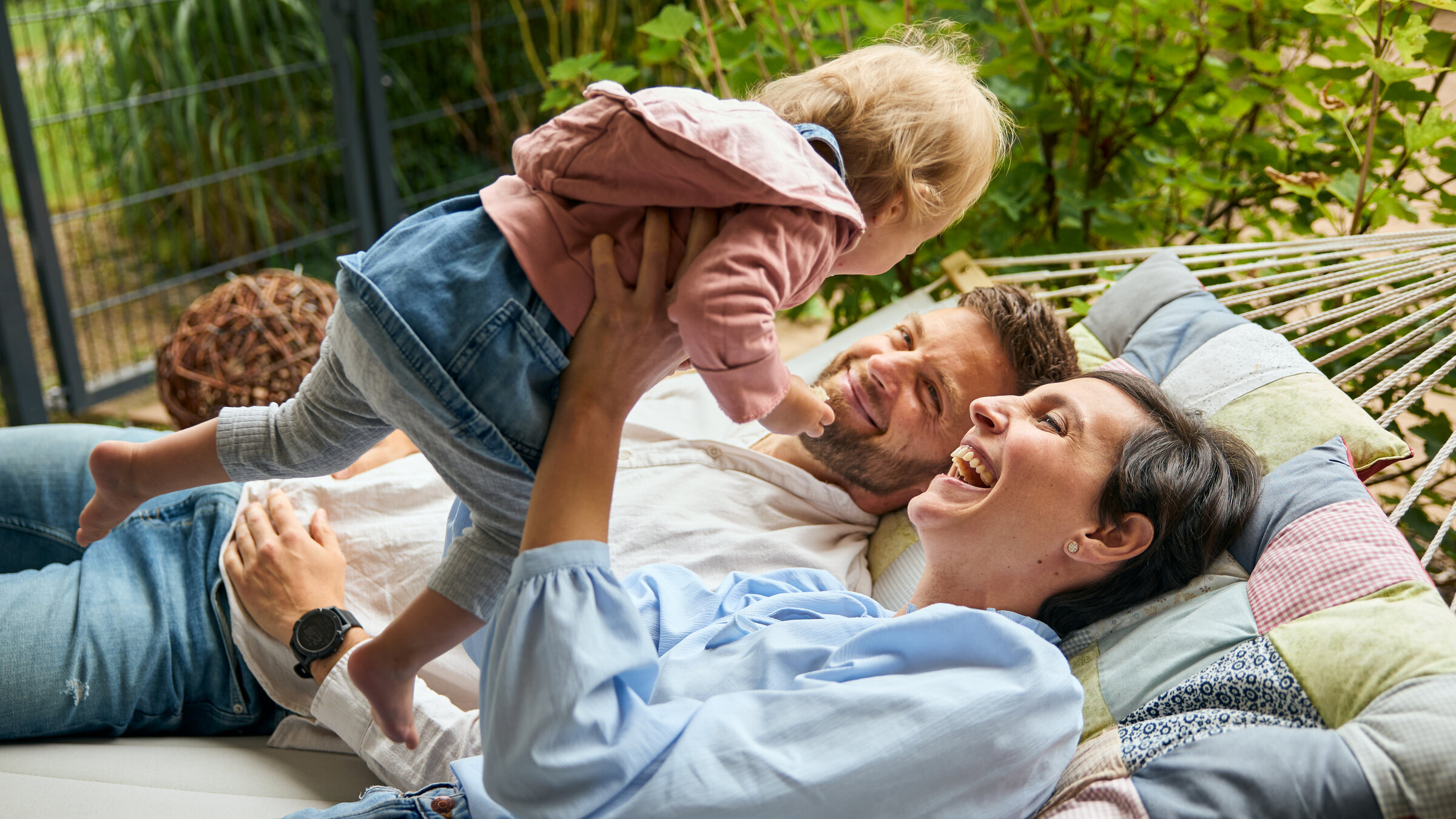 "37°: Bei Anruf Baby - Elternglück durch Adoption": Nicolina und Martin liegen mit der einjährigen Adoptivtochter in der Hängematte.