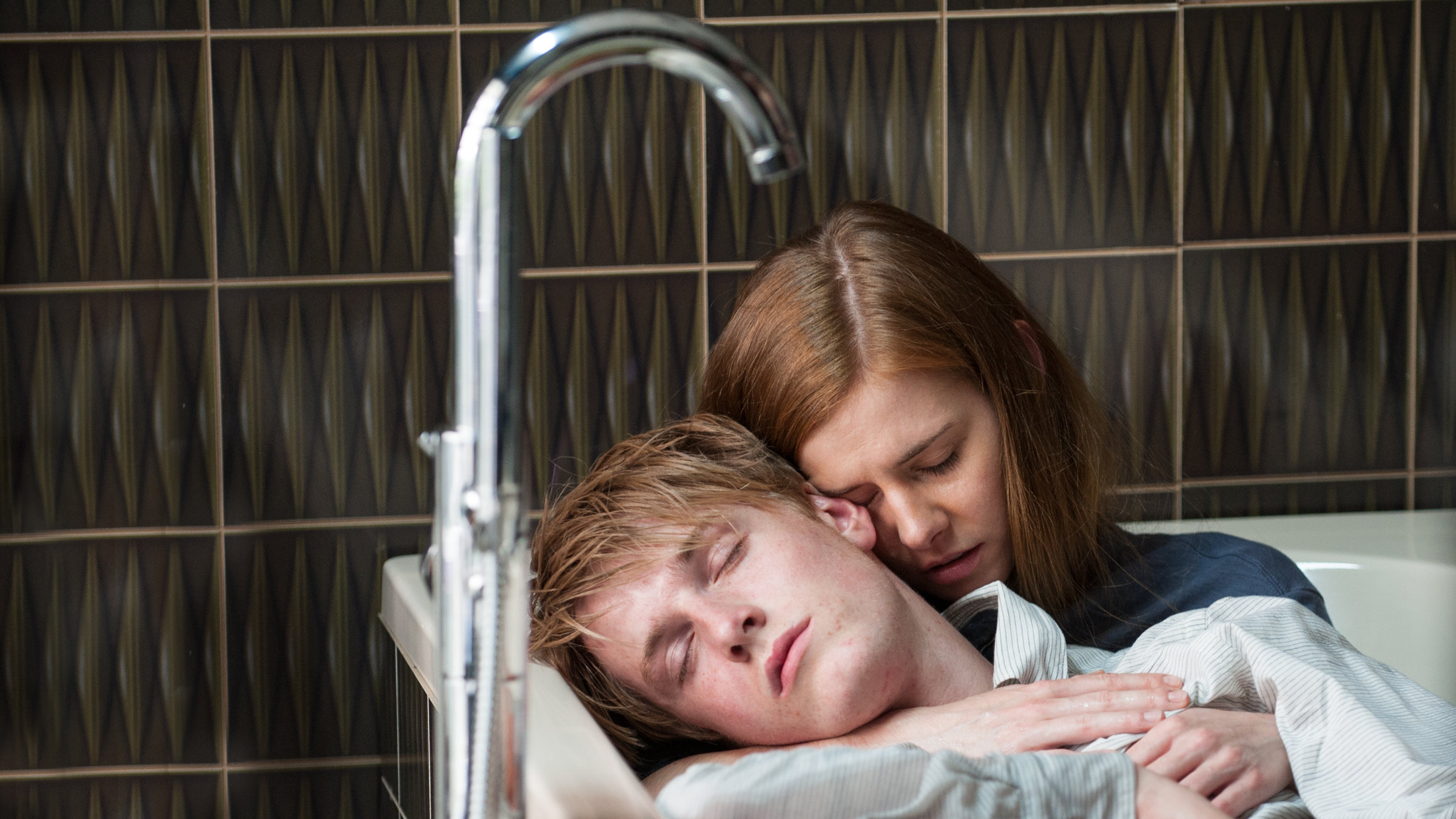 "SCHULD nach Ferdinand von Schirach: 3. Das Cello": Theresa (Josefine Preuß) liegt hinter dem leblosen Leonhard (Louis Hofmann) in der Badewanne und hält ihn innig umarmt.
