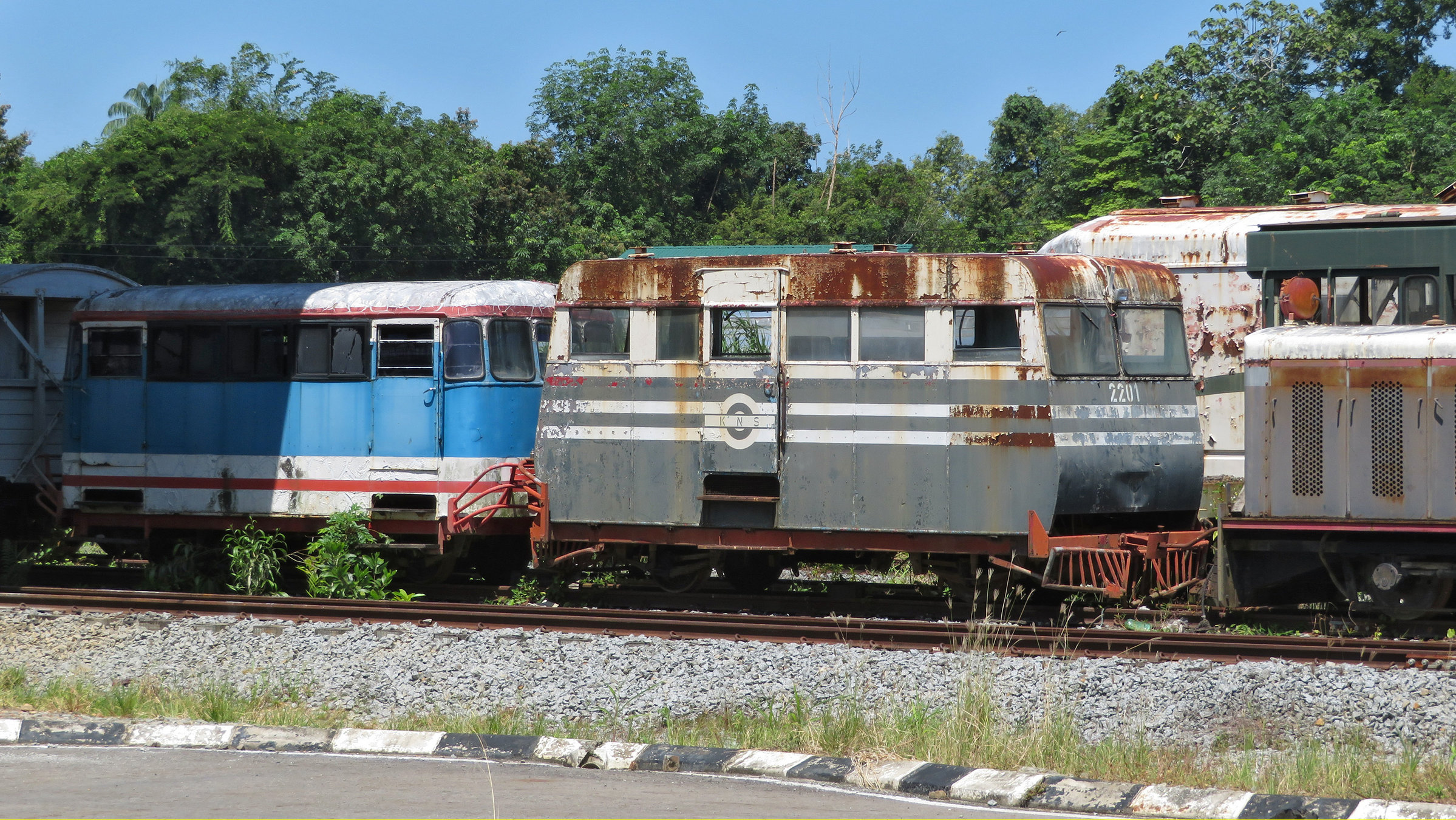 "Die Dschungelbahn von Borneo": Auf dem Fahrzeugfriedhof der Sabah State Railway. Wagen aus der britischen Kolonialzeit auf Borneo nach dem II.Weltkrieg.
