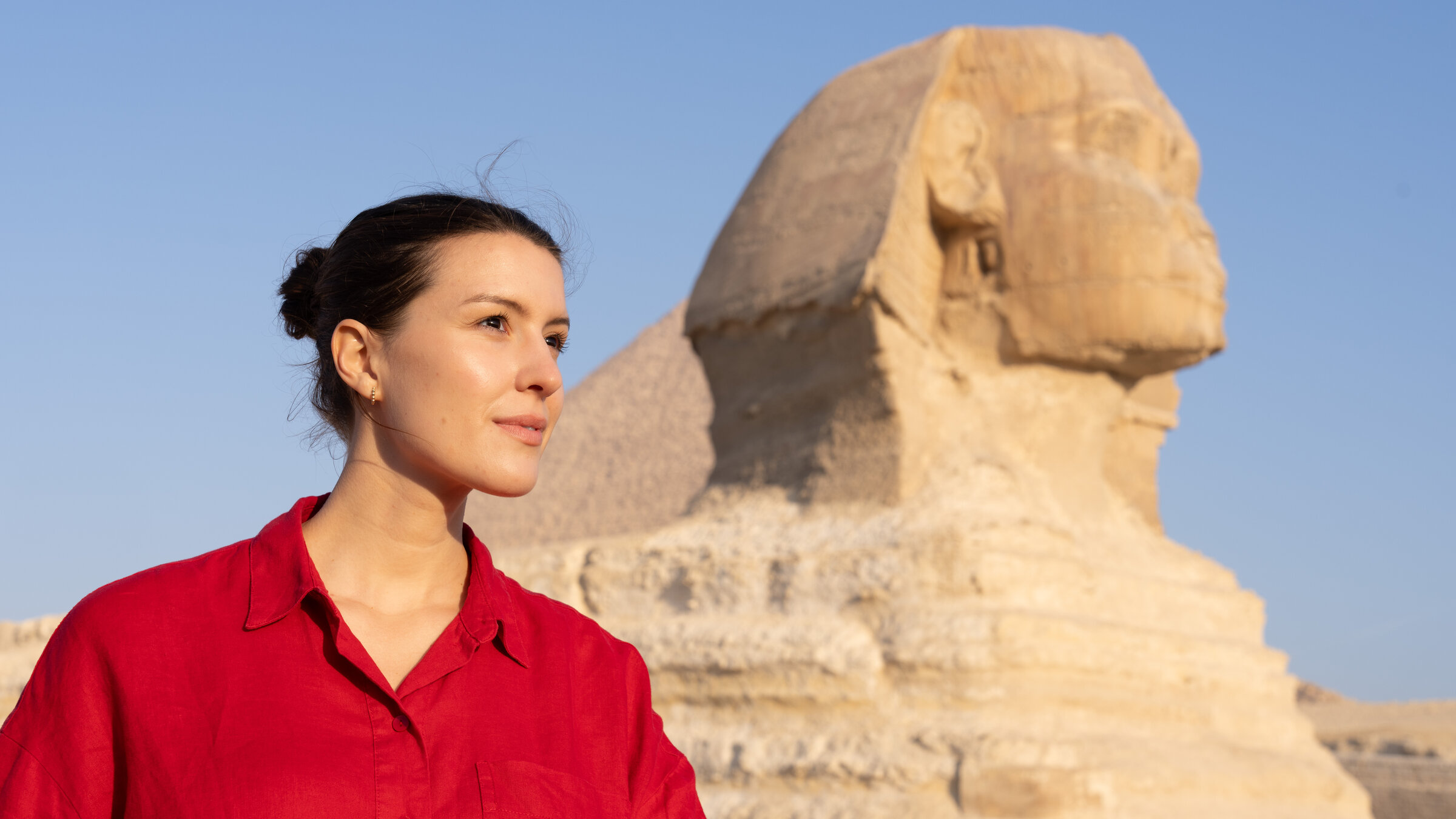 "Terra X: Faszination Erde - mit Hannah Emde: Ägypten – Natur schreibt Geschichte": Hannah Emde steht neben der Großen Sphinx von Gizeh in Ägypten.