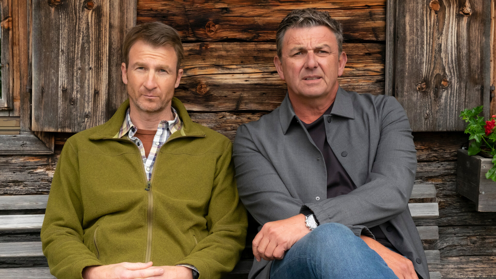 "Der Bergdoktor: Wechselwirkungen": Auf dem Gruberhof: Auf einer Bank vor dem Haus sitzen nachdenklich Hans Gruber (Heiko Ruprecht) und Martin Gruber (Hans Sigl) nebeneinander.