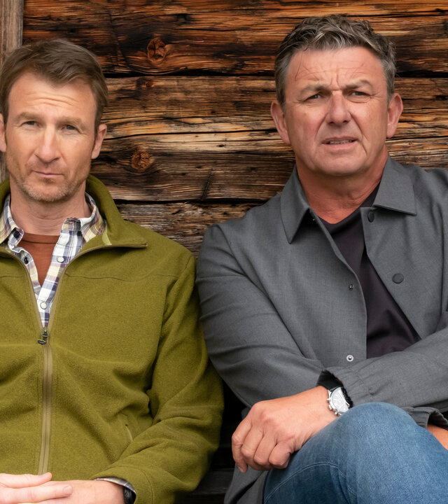 "Der Bergdoktor: Wechselwirkungen": Auf dem Gruberhof: Auf einer Bank vor dem Haus sitzen nachdenklich Hans Gruber (Heiko Ruprecht) und Martin Gruber (Hans Sigl) nebeneinander.