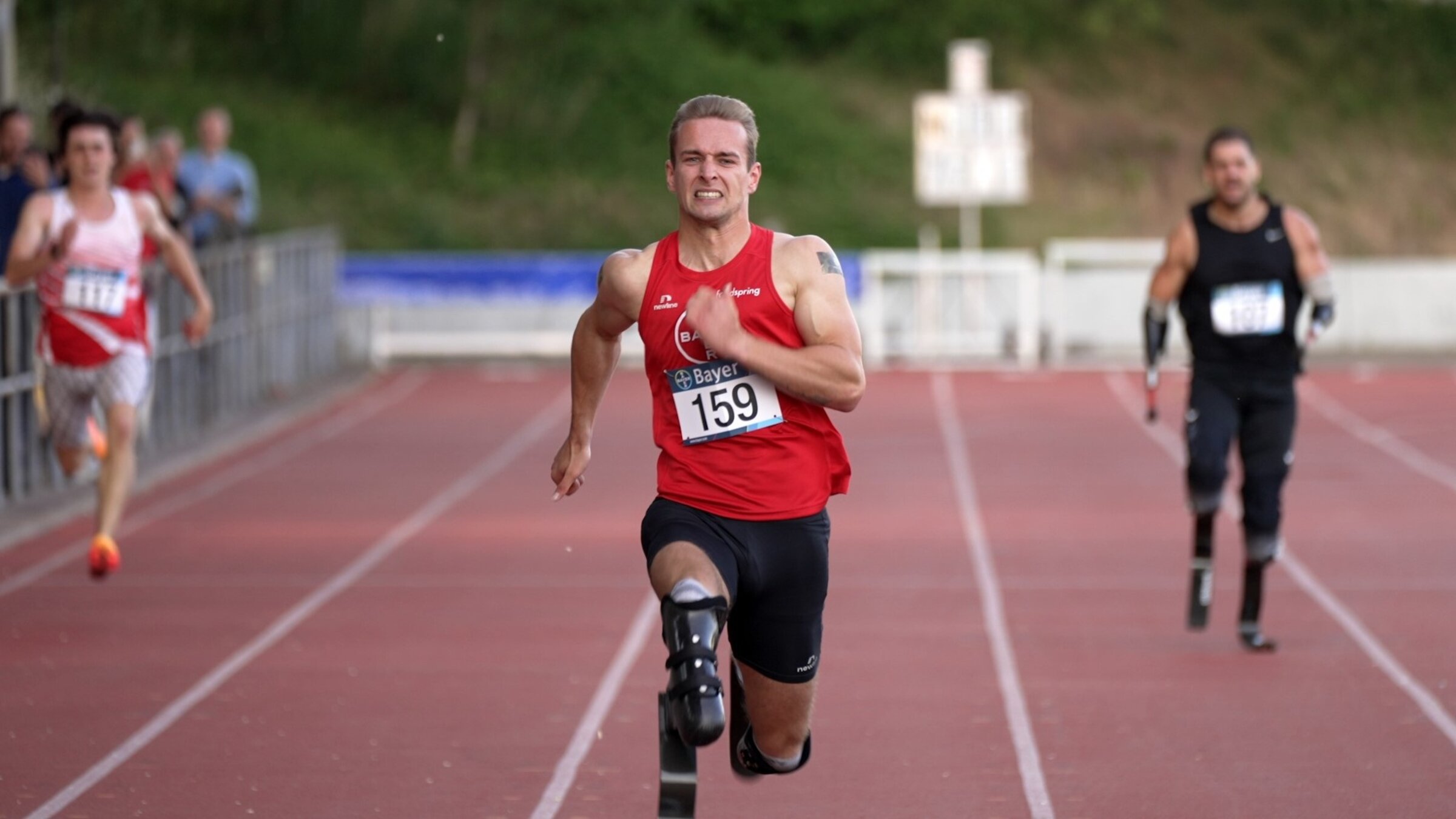 "einfach Mensch - Johannes Floors: Paralympics 2024 (2)": Johannes Floors im Sprint während eines Wettkampfes