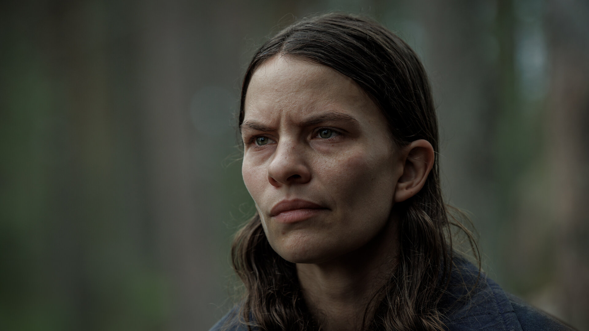 "Wolfssommer – Blutige Spuren - Falsche Freunde": Kat (Eliot Sumner) steht im Freien. Sie blickt nach vorne.