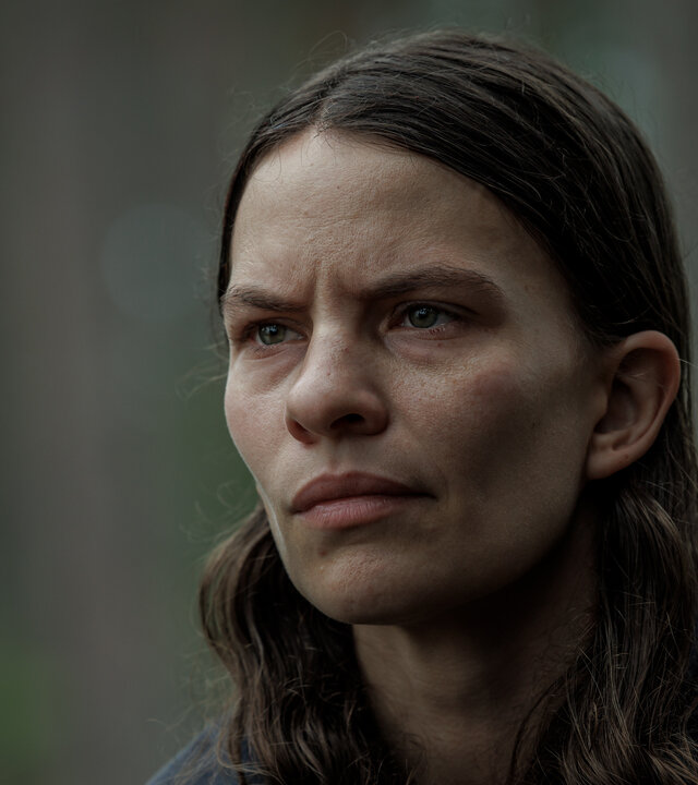 "Wolfssommer – Blutige Spuren - Falsche Freunde": Kat (Eliot Sumner) steht im Freien. Sie blickt nach vorne.