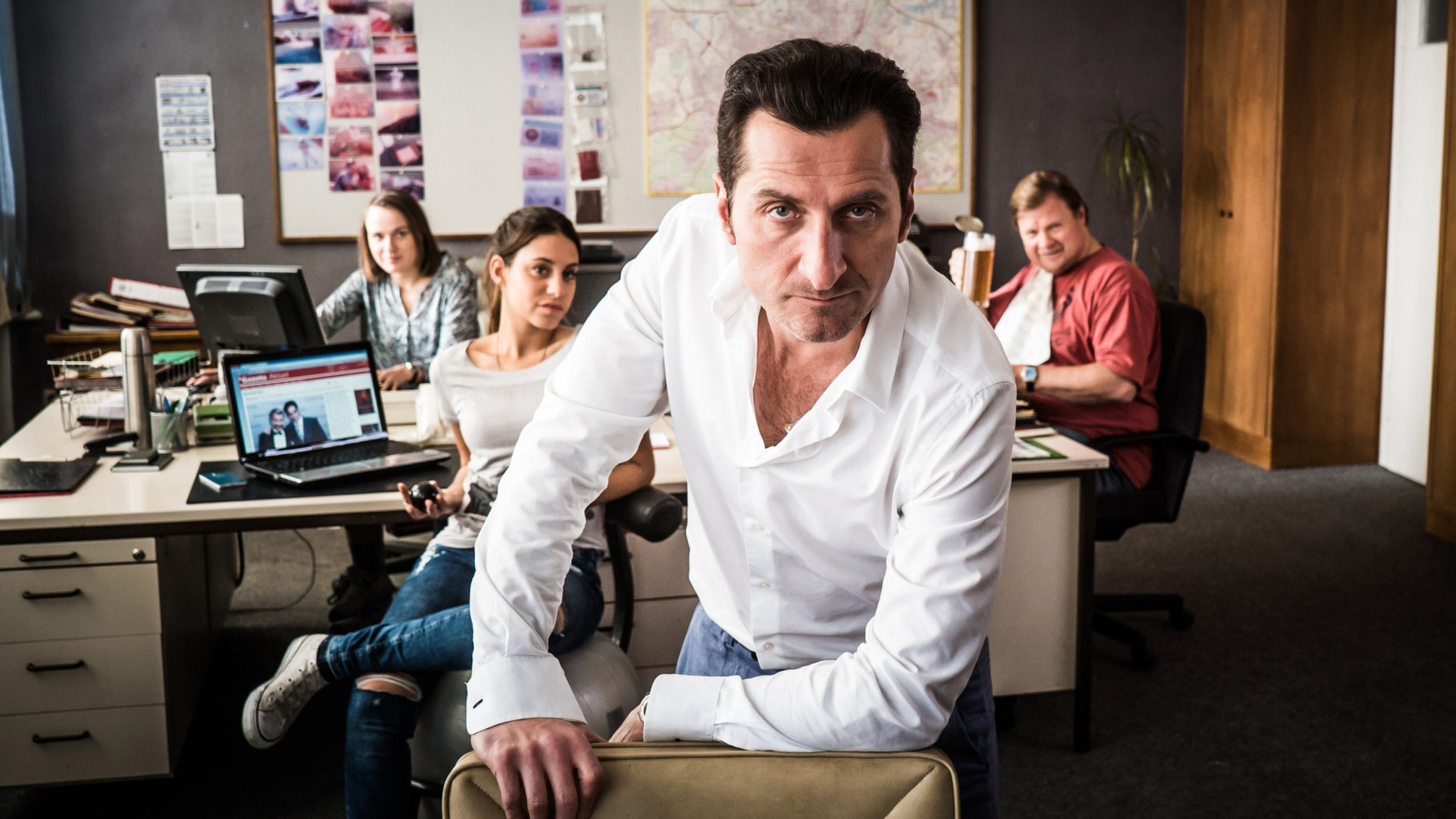 "Bierleichen. Ein Paschakrimi.": Kommissar Zeki Demirbilek (Tim Seyfi, Mitte Vordergrund) mit seinem "Migra"-Team (im Hintergrund von links:) Isabel Vierkant (Theresa Hanich), Jale Cengiz (Almila Bagriacik) und Pius Leipold (Michael A. Grimm).