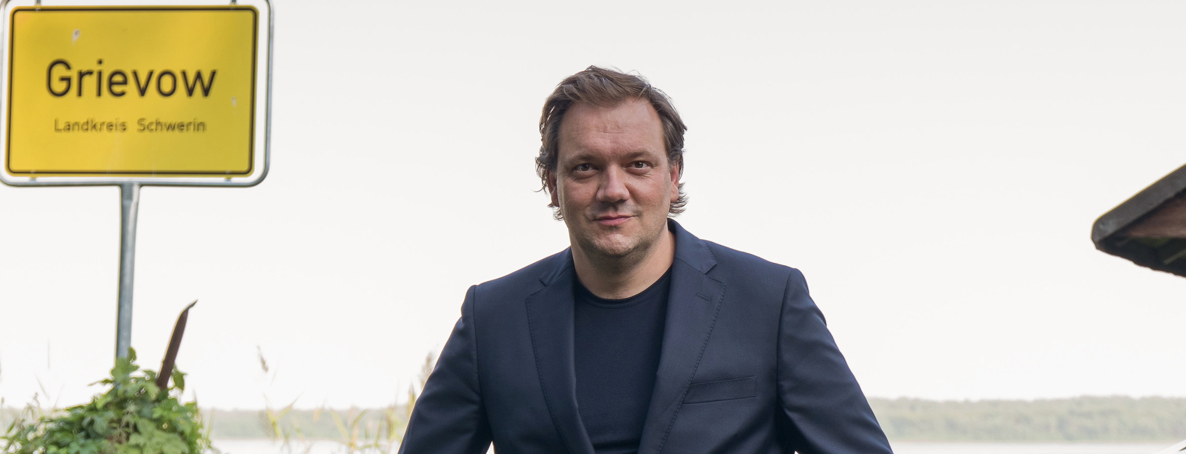 "Für immer Sommer 90": Andy (Charly Hübner) macht sich auf eine Reise in die Vergangenheit. Der Frankfurter Erfolgsbanker muss sich gegen den Vorwurf der Vergewaltigung verteidigen und herausfinden, wer hinter einem anonym verfassten Brief steht. Eine geschäftliche Intrige, eine perfide Erpressung oder ein später Racheakt?