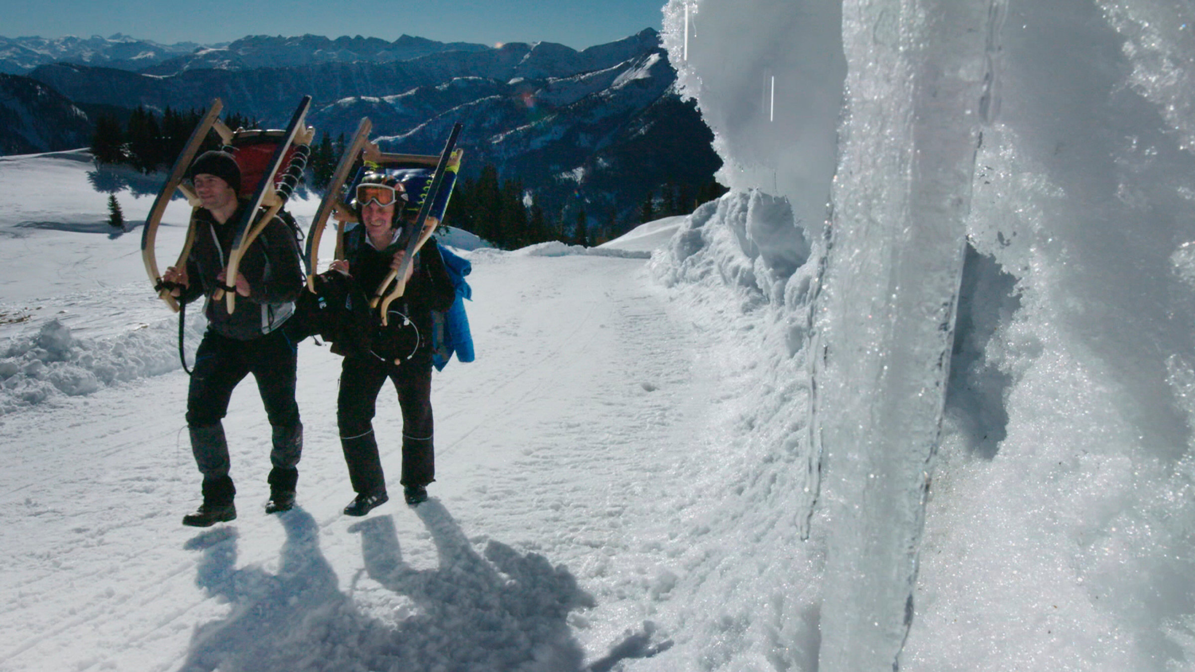"Rodelgeschichten": Raimund Höfer (rechts) und Stefan Niedermeier auf dem Weg zum Rotwandhaus.