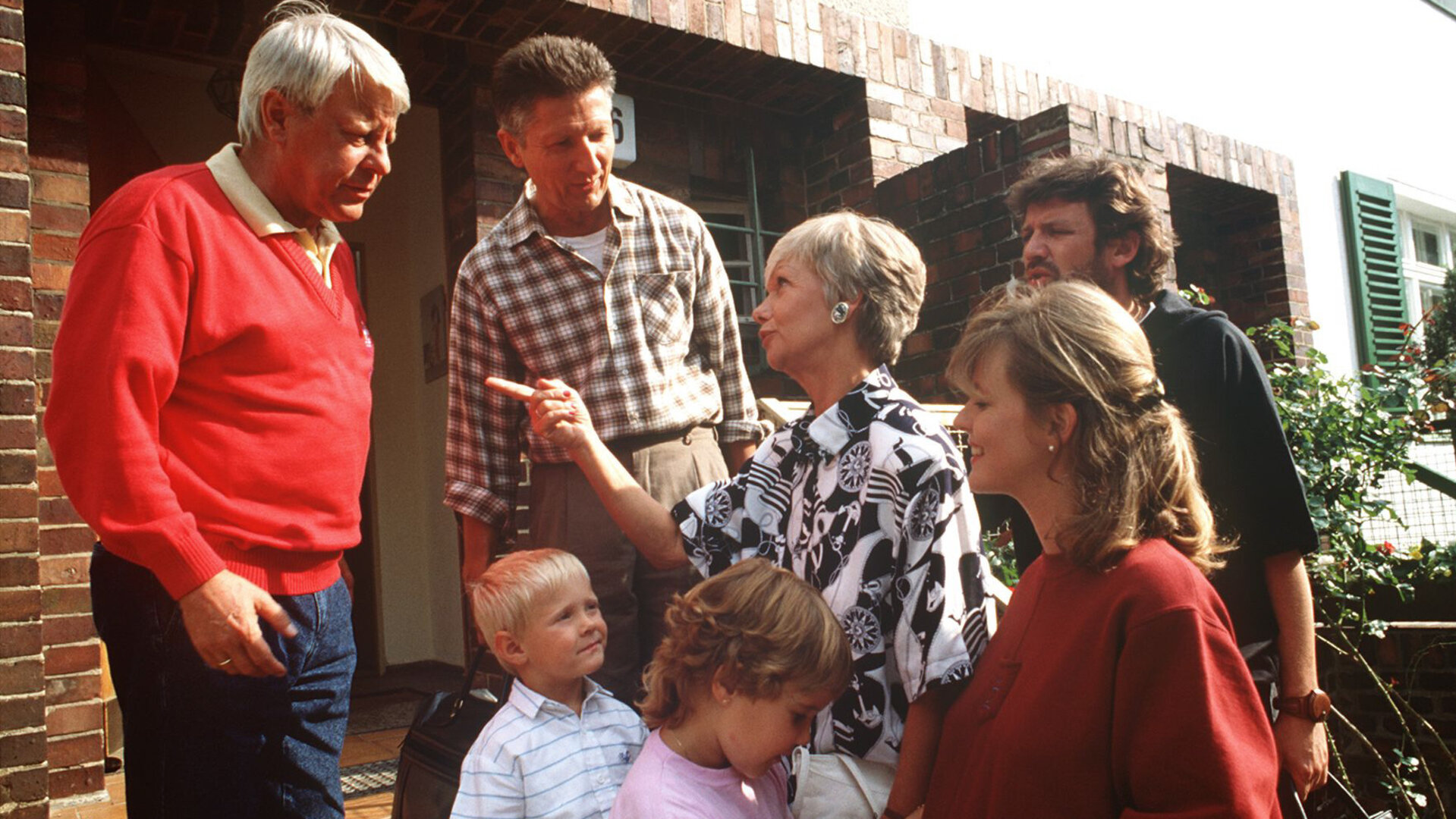 "Die Wicherts von nebenan: Mast- und Schotbruch": Hannelore (Maria Sebaldt) ist umringt von Uschi (Anja Schüte) und ihrem zweiten Mann Jürgen (Stefan Gossler), ihren Enkelkindern Sebastian und Katharinchen (Oliver Lausberg, Sophie Birkner), ihrem Nachbarn Meistel (Siegfried Grönig) und ihrem Ehemann Eberhardt (Stephan Orlac). Hannelore zeigt mit dem Zeigefinger auf Eberhard.