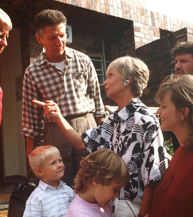 "Die Wicherts von nebenan: Mast- und Schotbruch": Hannelore (Maria Sebaldt) ist umringt von Uschi (Anja Schüte) und ihrem zweiten Mann Jürgen (Stefan Gossler), ihren Enkelkindern Sebastian und Katharinchen (Oliver Lausberg, Sophie Birkner), ihrem Nachbarn Meistel (Siegfried Grönig) und ihrem Ehemann Eberhardt (Stephan Orlac). Hannelore zeigt mit dem Zeigefinger auf Eberhard.
