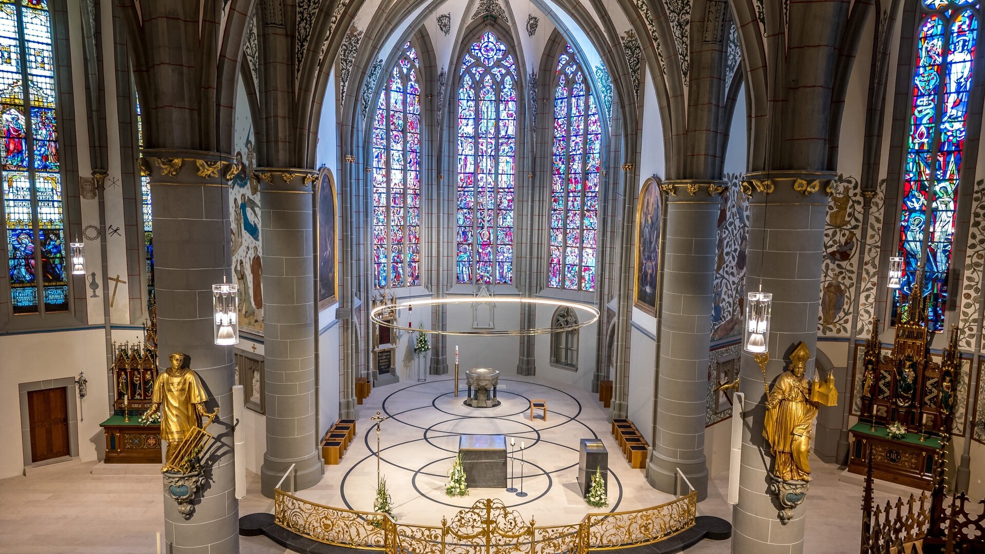 "Katholischer Gottesdienst - Zurück für die Zukunft": Innenansicht der Pfarrkirche  St. Laurentius in Bad Neuenahr-Ahrweiler mit Blick von der Empore zum Altar.