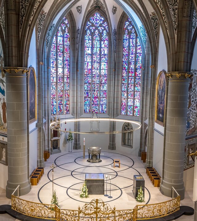 "Katholischer Gottesdienst - Zurück für die Zukunft": Innenansicht der Pfarrkirche  St. Laurentius in Bad Neuenahr-Ahrweiler mit Blick von der Empore zum Altar.