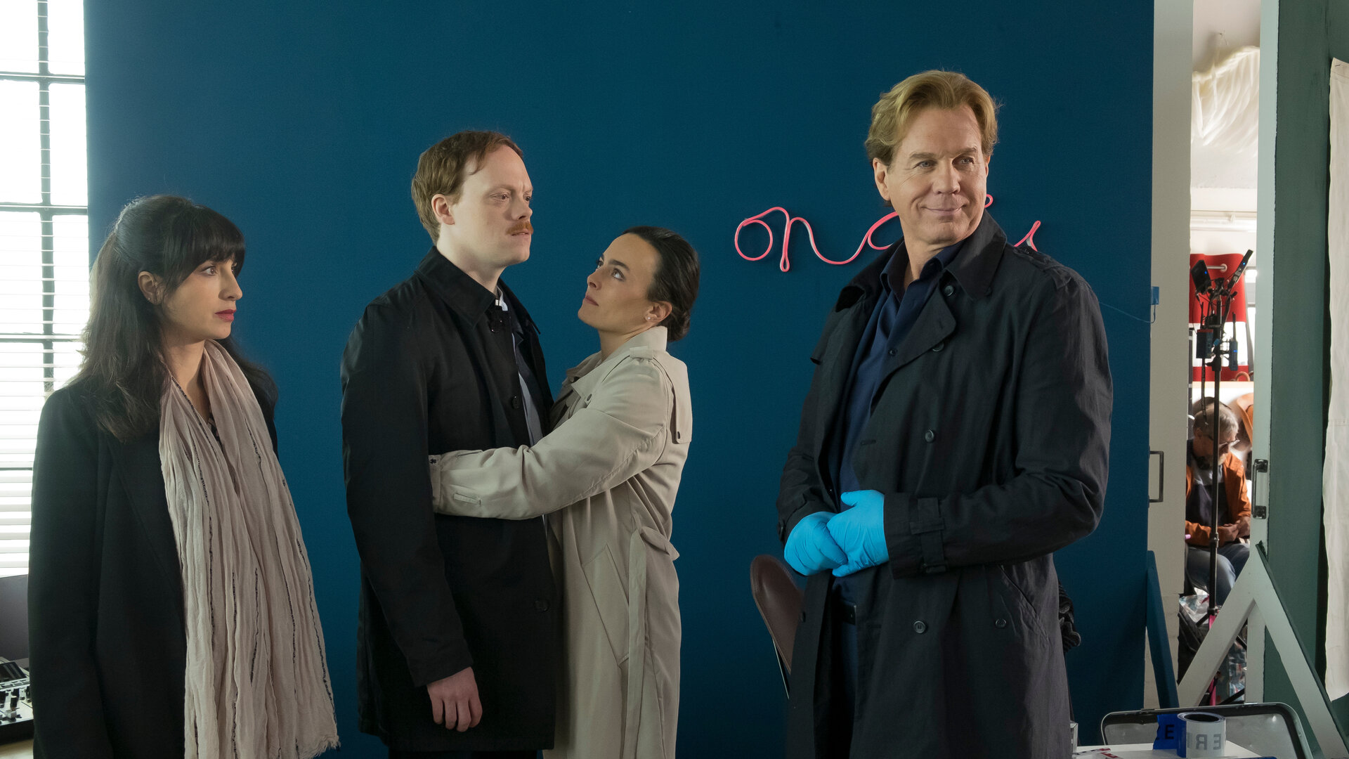 "Der Alte - Die Wahrheit im Dunklen": Annabell Lorenz (Stephanie Stumph) und Caspar Bergmann (Thomas Heinze) schauen sich im Podcast Studio um. Daniel Jakobi (Lukas Rüppel) und Katharina Grosse (Pauline Fusban) stehen zwischen den beiden. Katharina Grosse umarmt Daniel Jakobi, der Bergmann wütend anschaut.