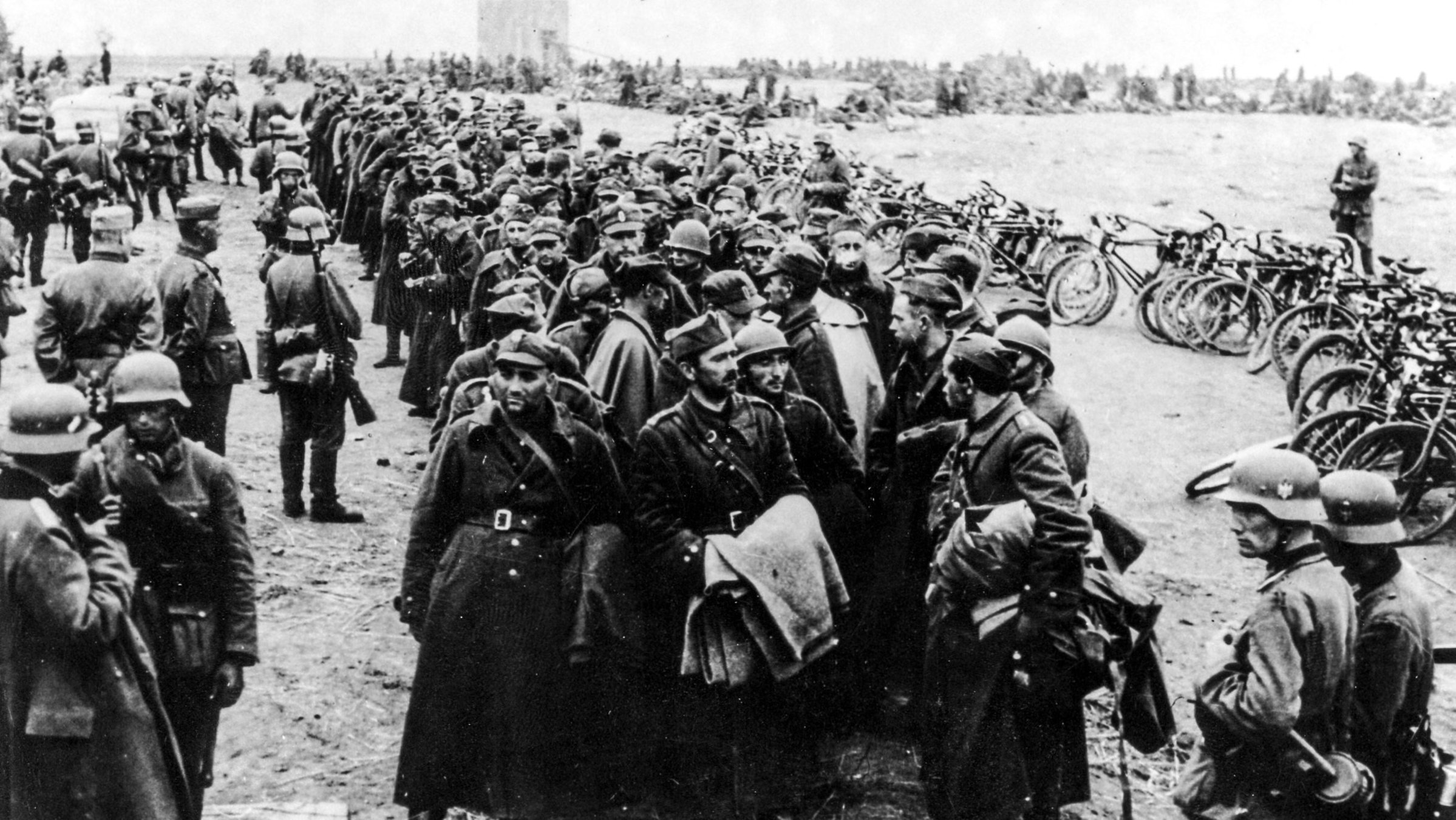 "Österreich I - 1939 - Den Frieden verkündet, den Krieg gemacht": In dieser Folge beleuchten Hugo Portisch und Sepp Riff die letzten Monate vor dem Beginn des Zweiten Weltkriegs, in denen Hitlerdeutschland der Welt noch einmal den Frieden vorgaukelt, während die politische Führung schon den Krieg vorbereitet und mit dem Angriff auf Polen am 1.9.1939 auslöst.