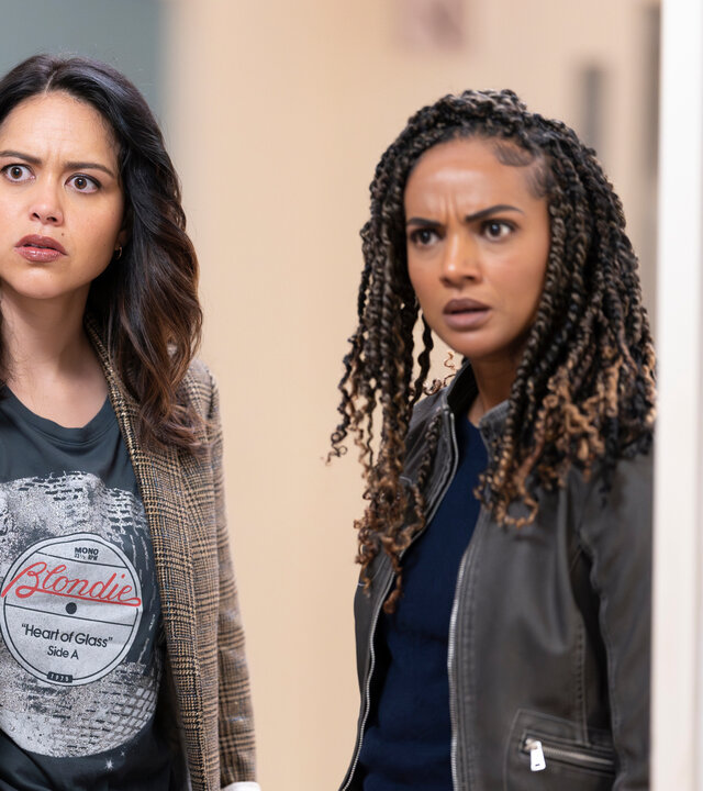 "The Rookie - Mad Dog": Detective Harper (Mekia Cox) und Detective Lopez (Alyssa Diaz) stehen im Krankenhausflur und blicken schockiert in eine Richtung.