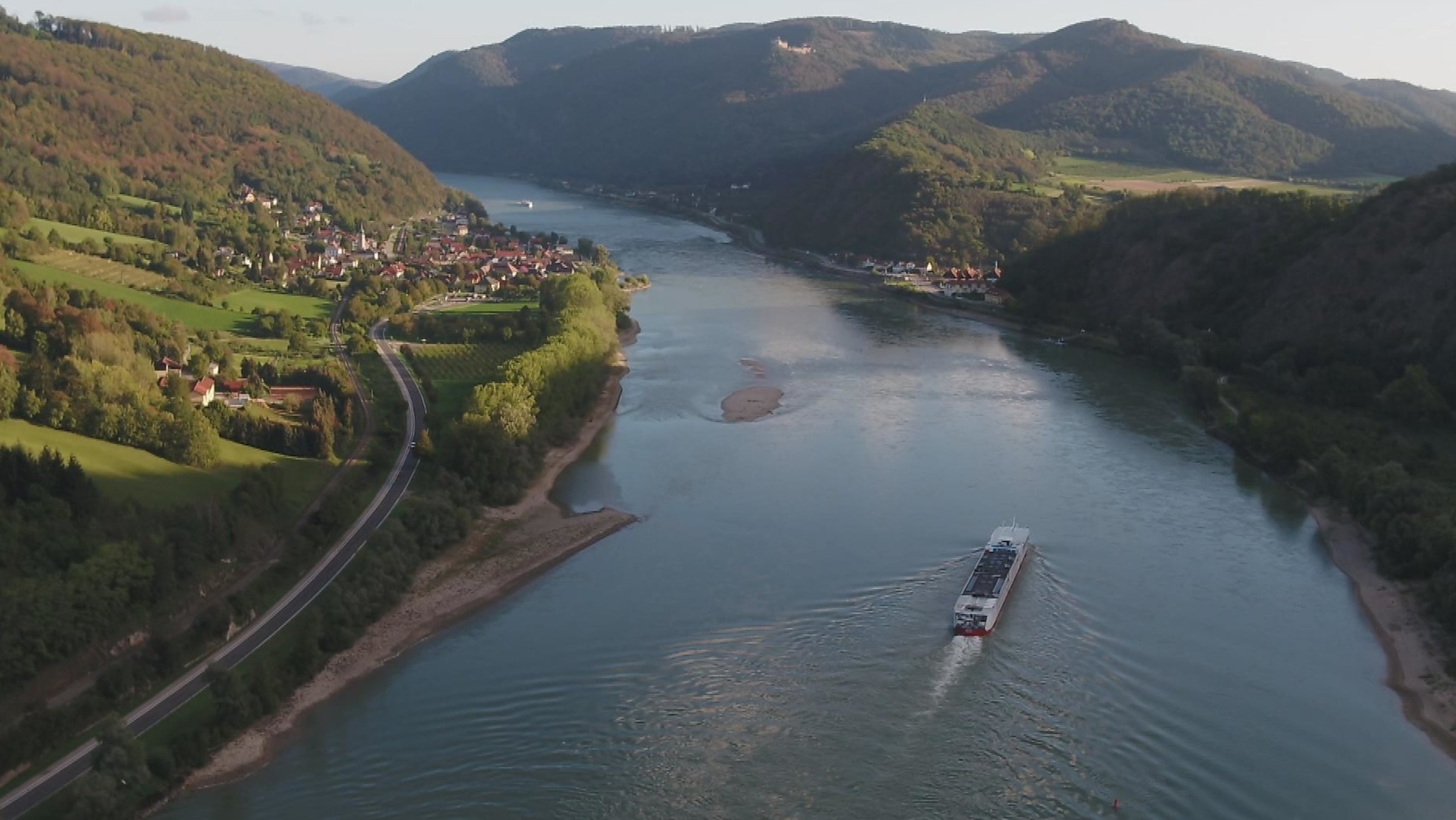 "ZDF.reportage: Abenteuer Donaukreuzfahrt - Von Passau bis zum Eisernen Tor": Luftaufnahme eines Kreuzfahrtschiffes auf der Donau in der Wachau zwischen Melk und Krems