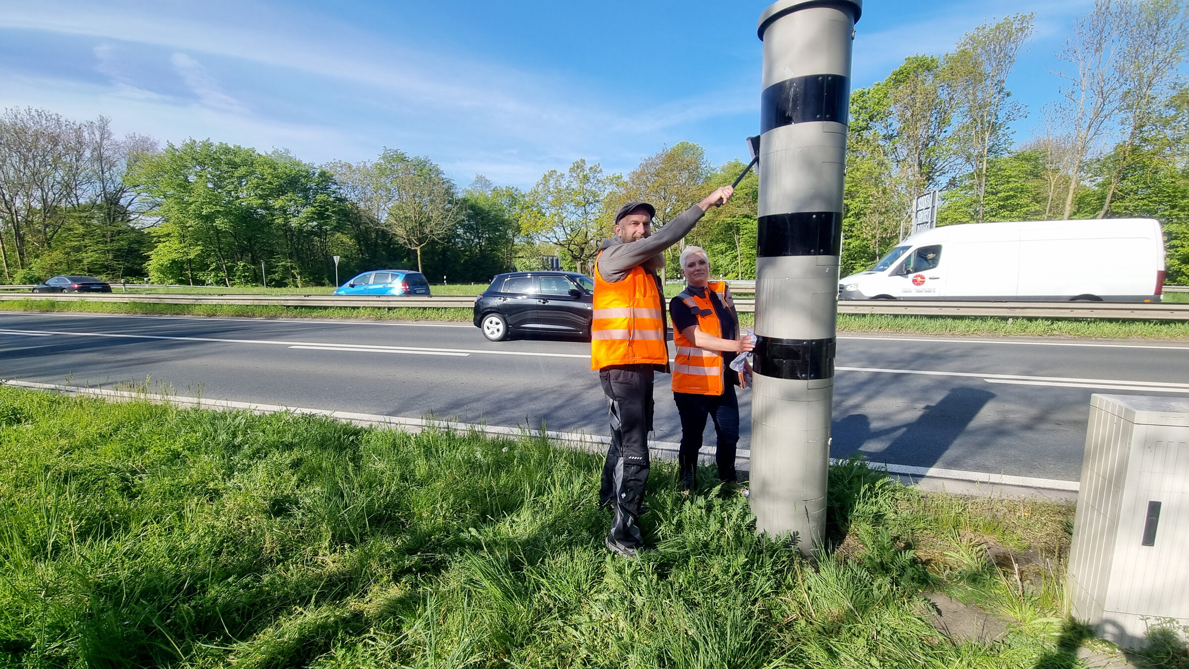 "Die Nordreportage: Raser im Visier": Sie nennen sich selbst „die Blitzer“: Jörg Kahls (links) und Mira Weyerstall von der Stadt Hannover kontrollieren alle stationären Blitzanlagen.