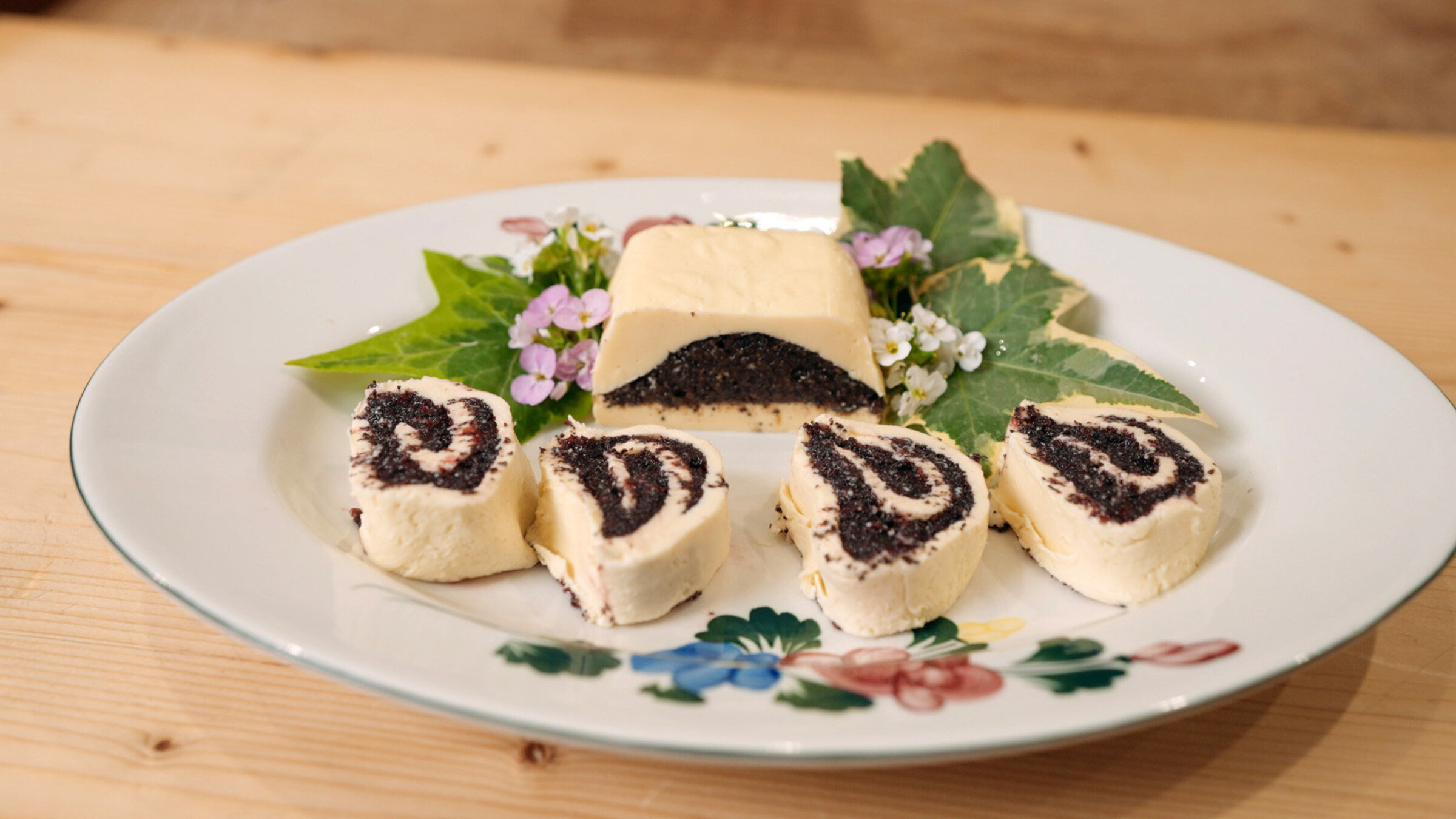 "Ostern in Kärnten - Zwischen Glaube, Brauchtum und Gemeinschaft": Gefüllt Mohnbutter, Rezept aus dem Gegendtal.