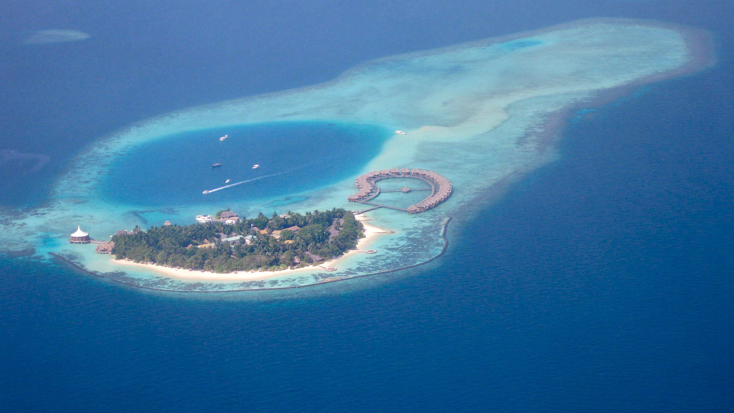 "Malediven - Perlen im Indischen Ozean" - Im Ari-Atoll finden sich zahlreiche der teuersten Luxusressorts, wie das Conrad-Rangali. Wasserbungalows kosten hier bis zu 12.000 US-Dollar die Nacht. Ein strenges Gesetz zum Schutz der Fischbestände auf den Malediven.
