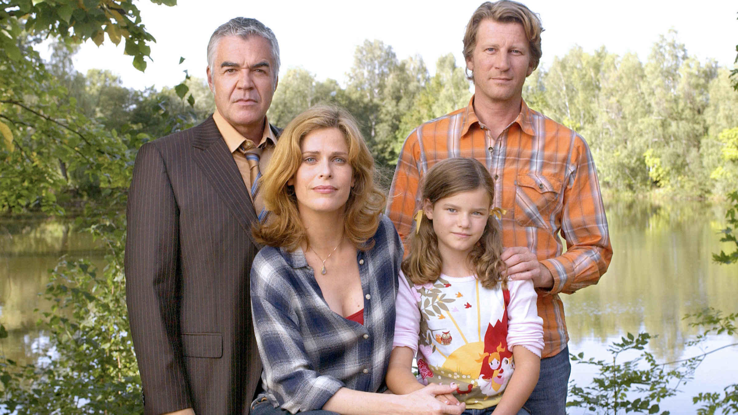 "Der See der Träume": Anna Kramer (Ursula Buschhorn, Mitte) muss sich zwischen ihrem Ehemann Rolf (Michael Greiling, li.) und dem Polizisten Nick (Michael von Au) entscheiden, dessen kleine Tochter Isabelle (Luisa Neuhäuser) Anna längst in ihr Herz geschlossen hat.