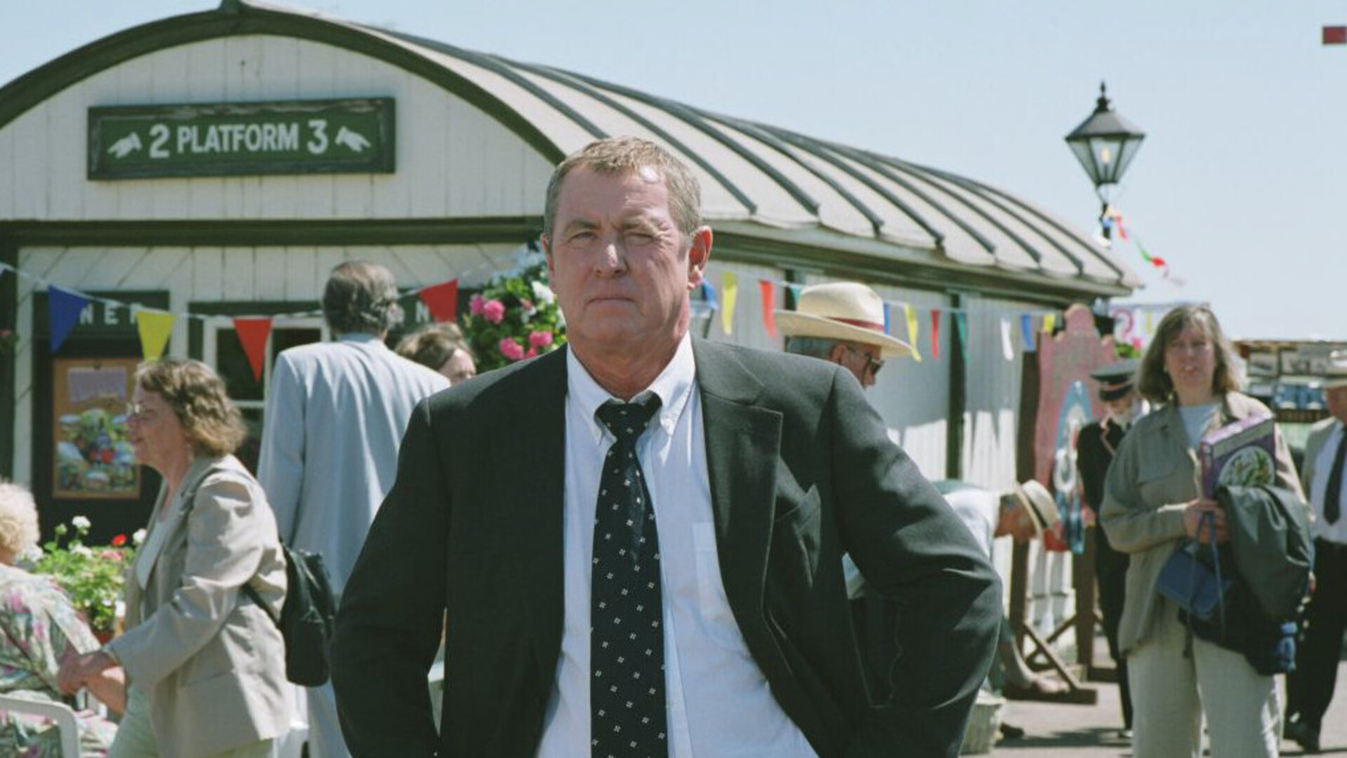 "Inspector Barnaby - Nachts, wenn du Angst hast": Inspector Barnaby (John Nettles) läuft über das Sommerfest der Eisenbahnfreunde.