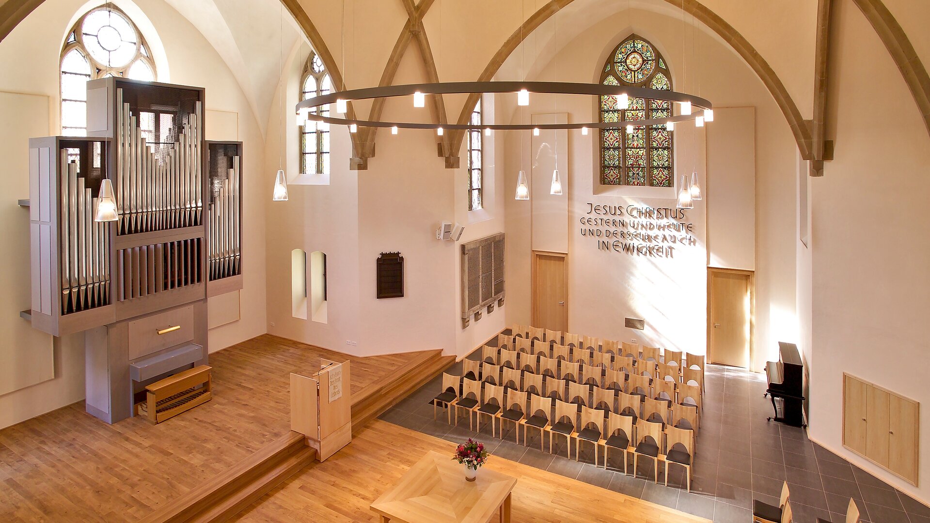 "Evangelischer Gottesdienst - Singen befreit": Blick von schräg oben in den lichtdurchfluteten Innenraum der Petrikirche in Herford: Die Böden und das Gestühl sind in hellem Holz gehalten, die schmucklosen Wände sind weiß gestrichen, die moderne Orgel an der Seite ist aus silbergrauem Metall.