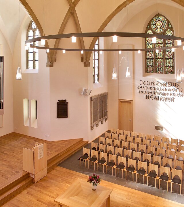 "Evangelischer Gottesdienst - Singen befreit": Blick von schräg oben in den lichtdurchfluteten Innenraum der Petrikirche in Herford: Die Böden und das Gestühl sind in hellem Holz gehalten, die schmucklosen Wände sind weiß gestrichen, die moderne Orgel an der Seite ist aus silbergrauem Metall.