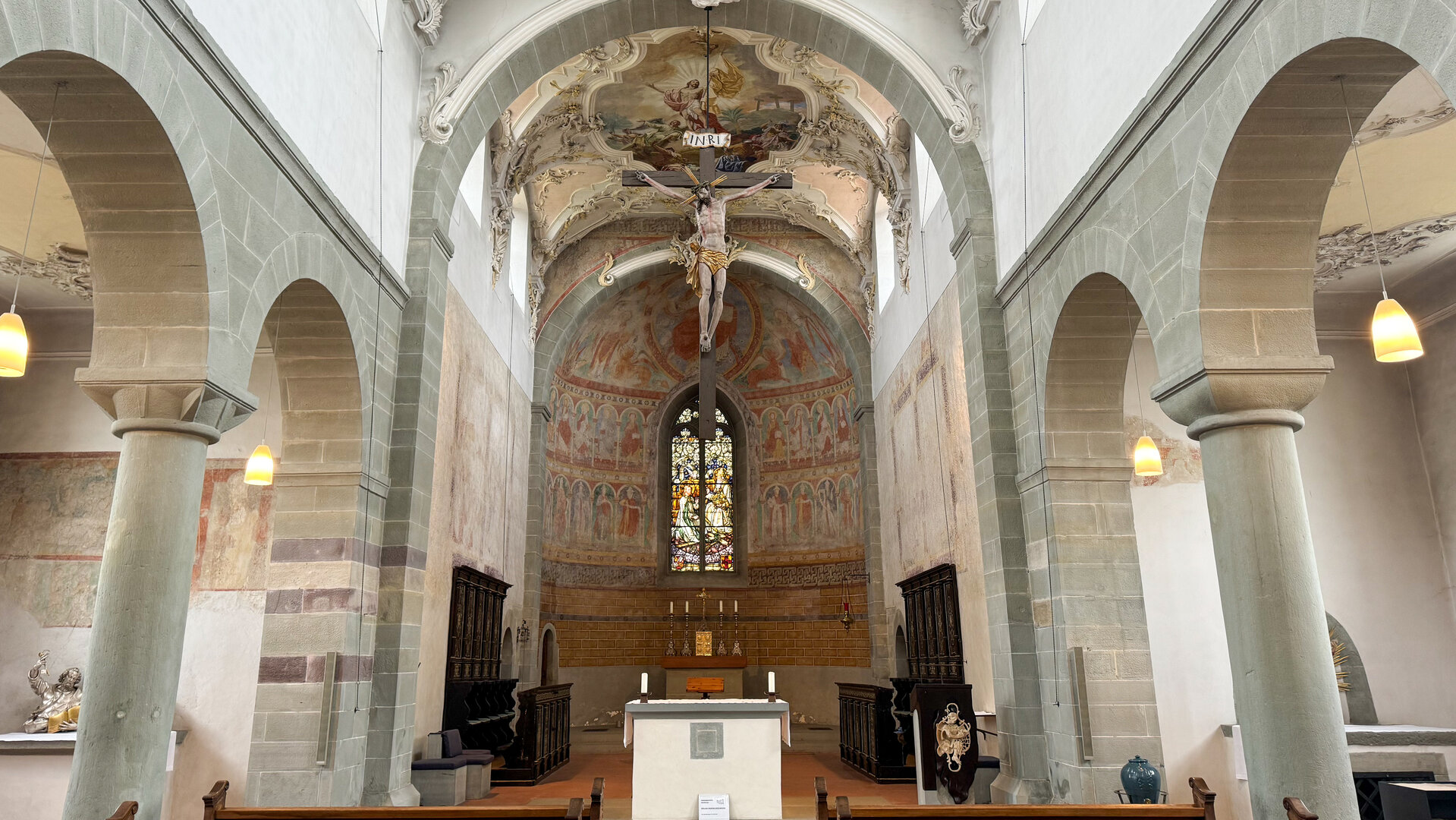 "Katholischer Gottesdienst - Wir knüpfen ein Band": Innenraum der Kirche Sankt Peter und Paul der Insel Reichenau