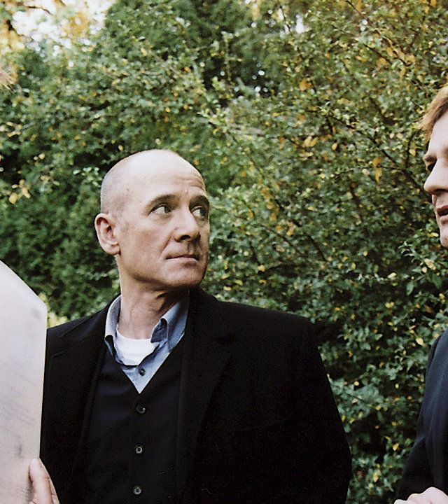 "Der letzte Zeuge - Botschaft des Mörders": Bertram Rademacher (Peter Davor), Joe Hoffer (Jörg Gudzuhn) und Gerichtsmediziner Dr. Robert Kolmaar (Ulrich Mühe) stehen zusammen und besprechen sich.