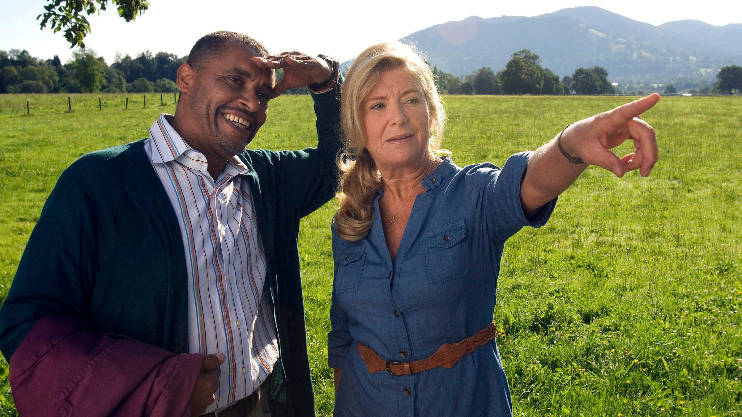 "24 Milchkühe und kein Mann": Elli (Jutta Speidel) zeigt ihrem neuen Mitarbeiter und Freund Raymond (Christofer von Beau) die Gegend.