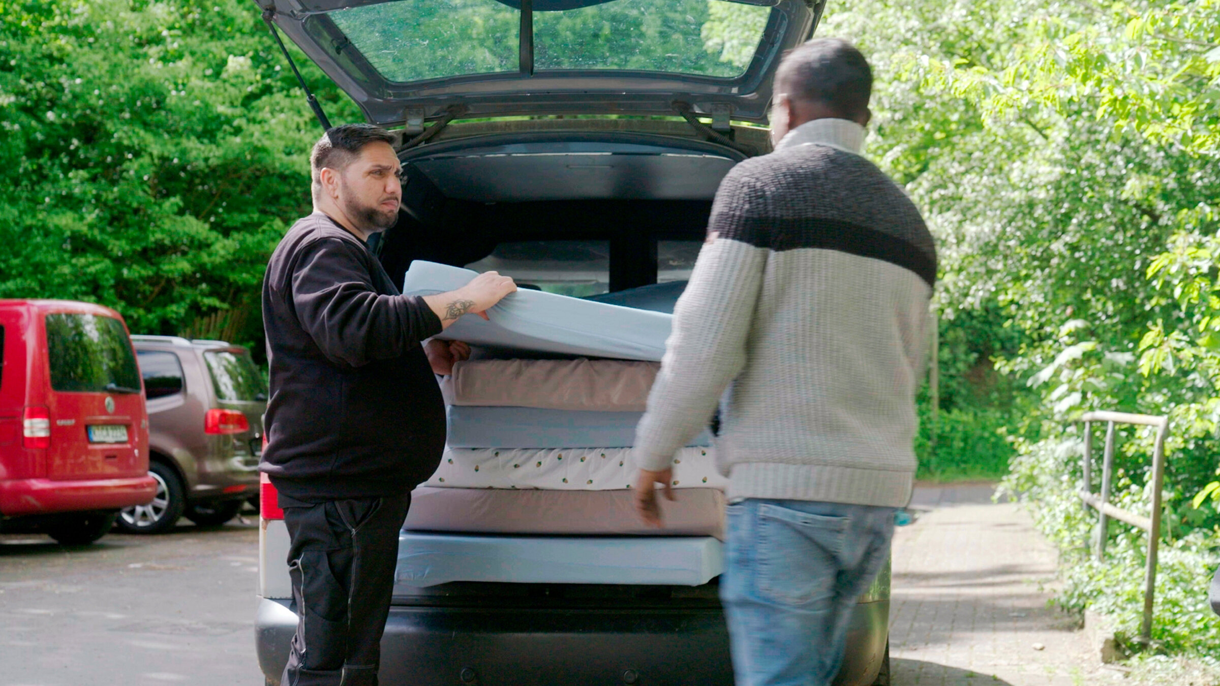 "Deutschland am Limit? Abschiebung, Abschottung, Asyl": Zoran Durmisevic arbeitet für die Stadt Lohmar und richtet die Unterkünfte für Flüchtlinge, die neu in der Stadt kommen.