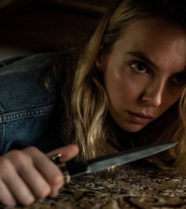 "Killing Eve - Ich bin die Gewinnerin": Villanelle (Jodie Comer) versteckt sich unter einem Bett und schaut konzentriert nach vorne, während sie ein Messer in der Hand hält.
