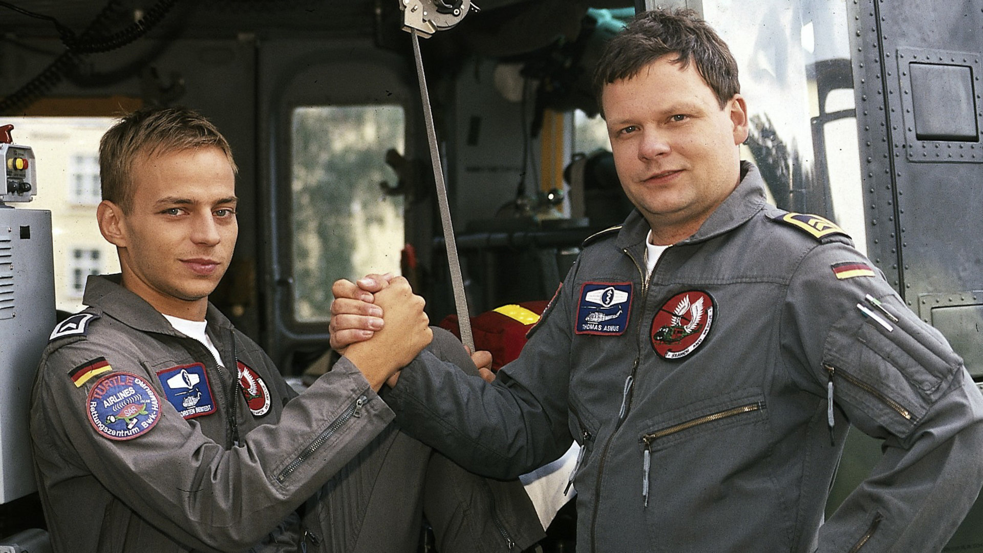 "Die Rettungsflieger - Torstens Entscheidung": Torsten (Tom Wlaschiha) und Thomas (Ulrich Bähnk) stehen zusammen am Hubschrauber und geben sich einen Handschlag.