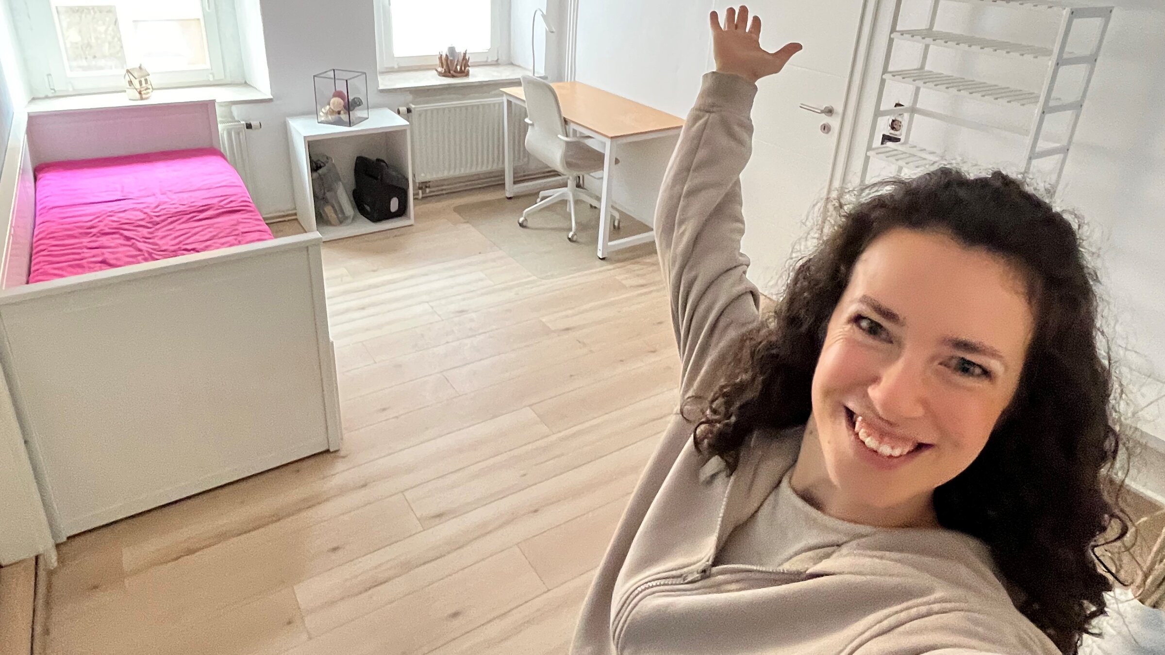 "37° - Weniger Haben, mehr Sein, Menschen zwischen Konsum und Verzicht": Anne macht ein Selfie in ihrem klaren aufgeräumten Raum.