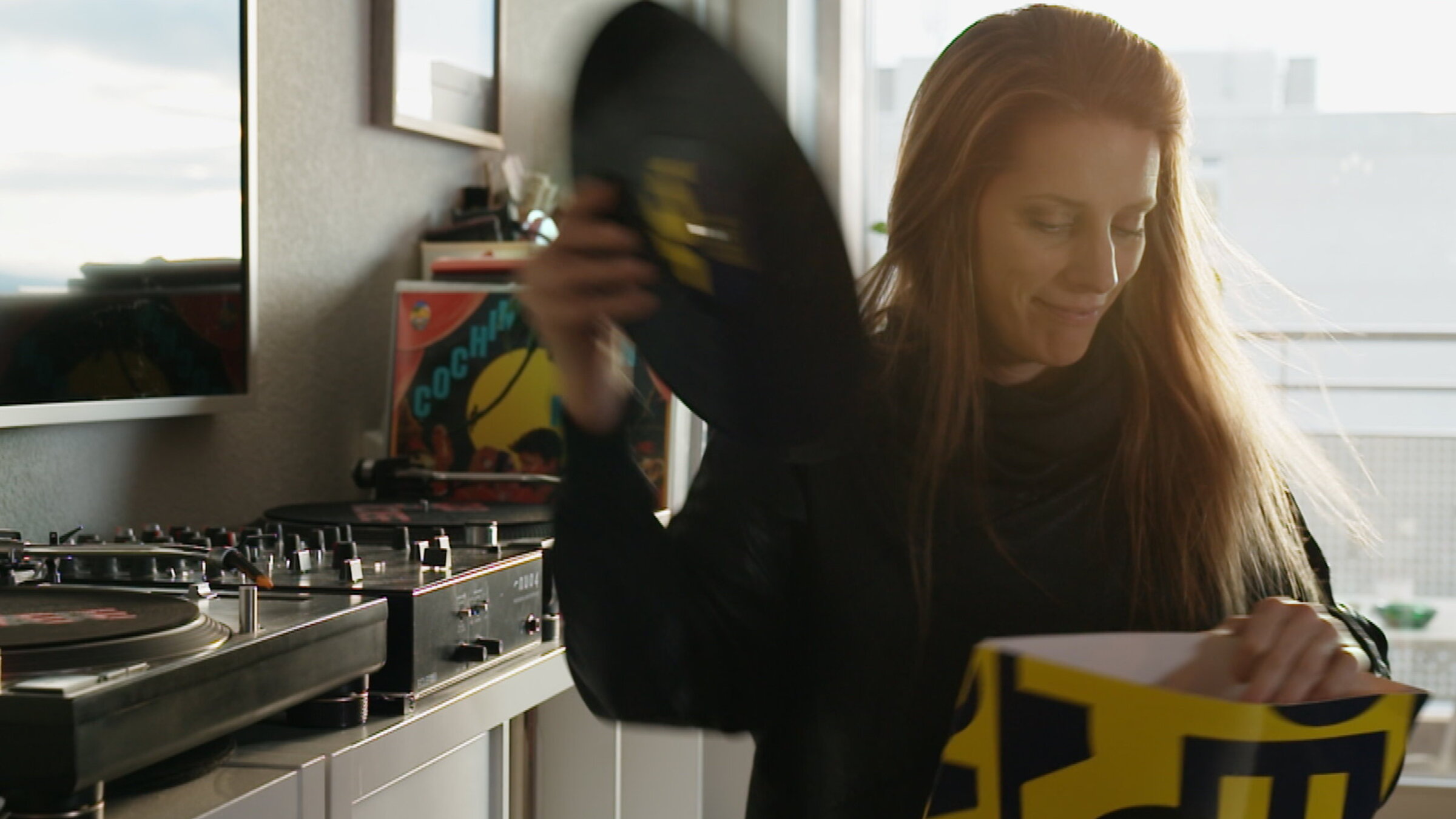 "Revolution Dancefloor – Die bewegende Geschichte der Schweizer Clubkultur": Als Teenager besuchte sie erste Techno-Partys, heute ist sie ein international gefeierter Star: die Genfer DJ Sonja Moonear.